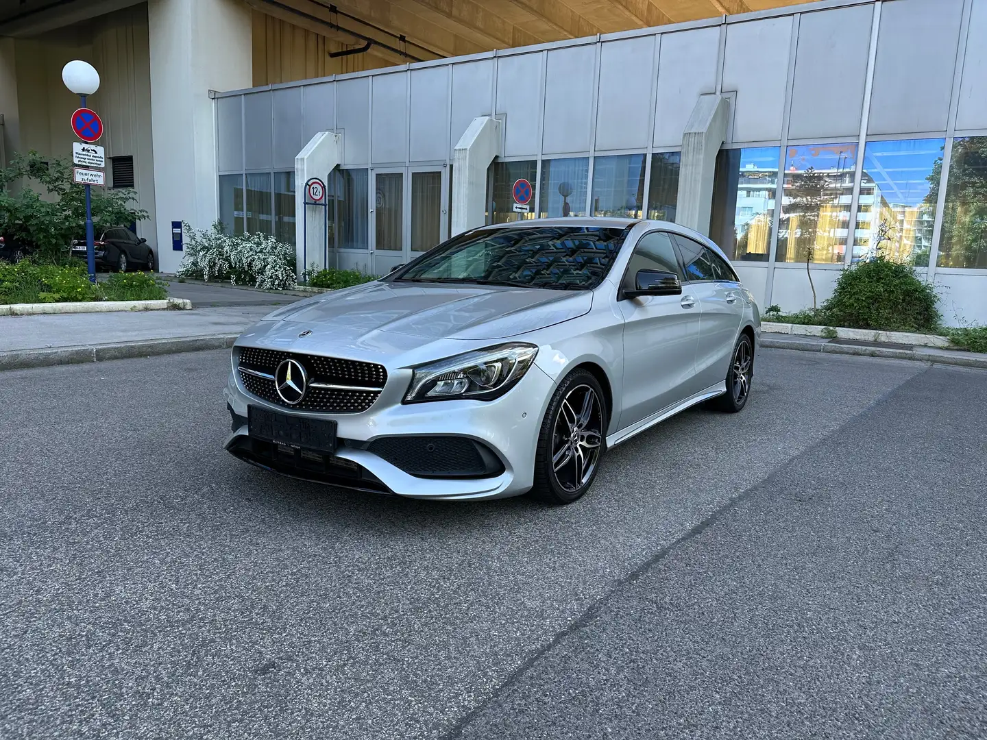 Mercedes-Benz CLA 180 CLA 180 d Shooting Brake Silber - 1