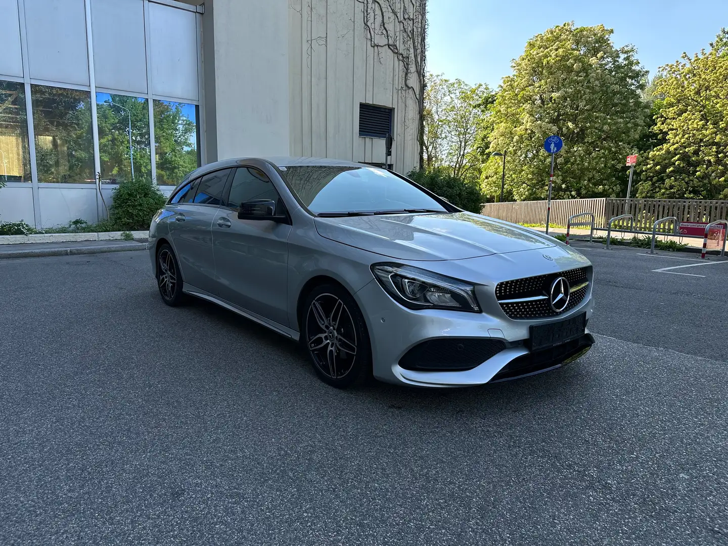 Mercedes-Benz CLA 180 CLA 180 d Shooting Brake Silber - 2