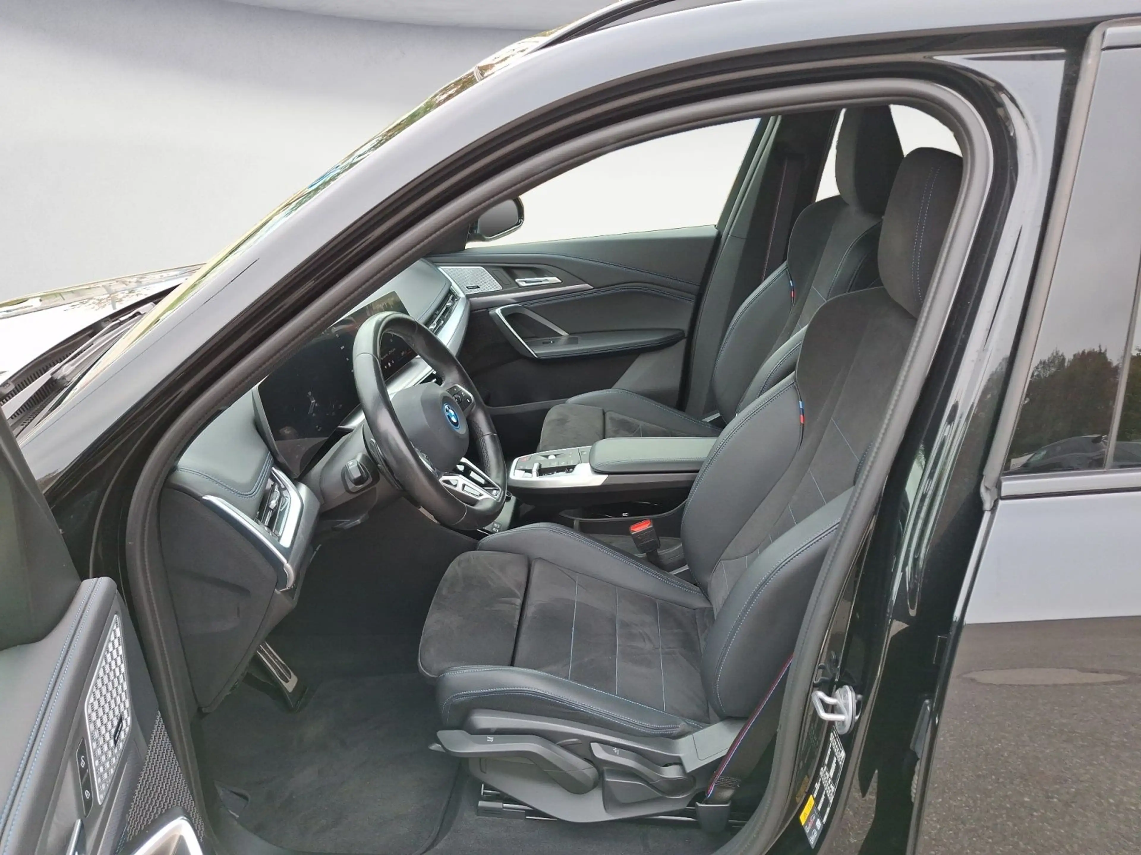 BMW iX1 xDrive30 *MSportPro*Shadow*Navi*Kamera*AHK*H — photo 13