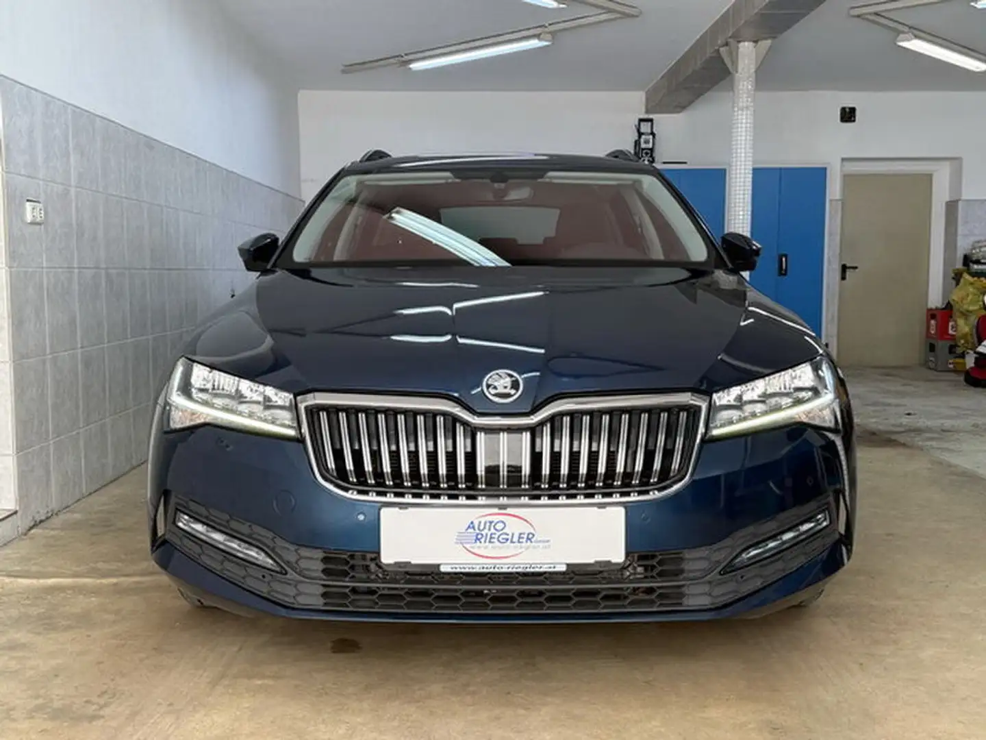 Skoda Superb Ambition DSG ''LED-Navi-Sportsitze-PDC-AHK'' Blau - 2