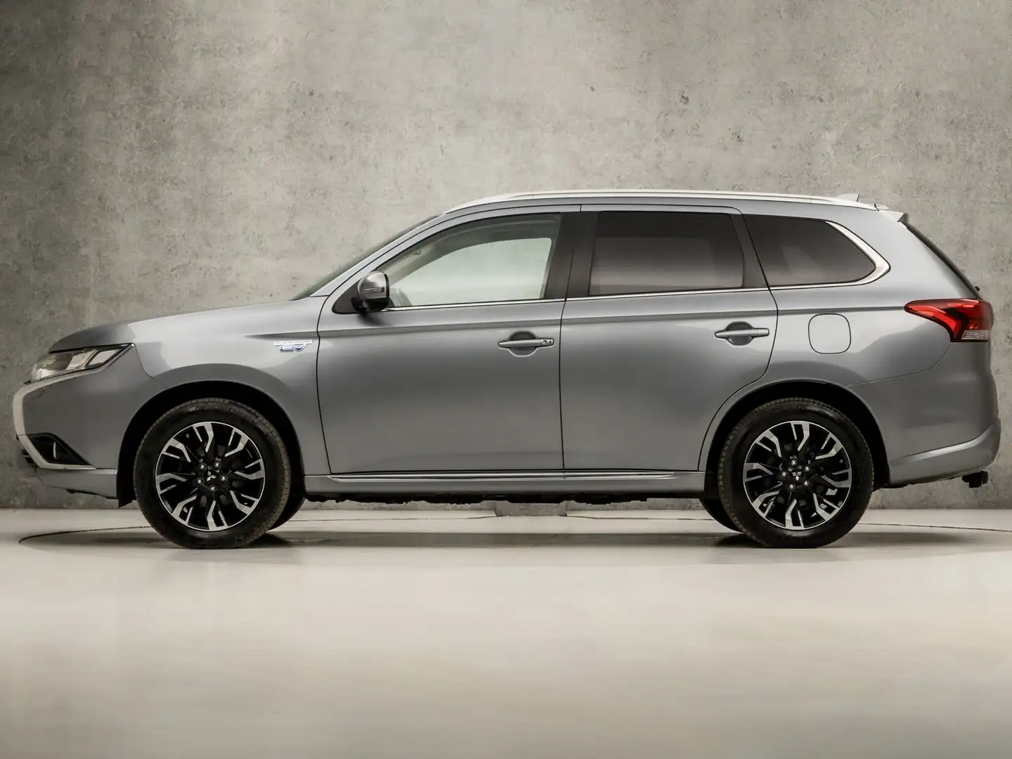 Mitsubishi Outlander 2.0 PHEV Deluxe 240Pk Automaat (SCHUIFDAK, NAVIGAT Gris - 2