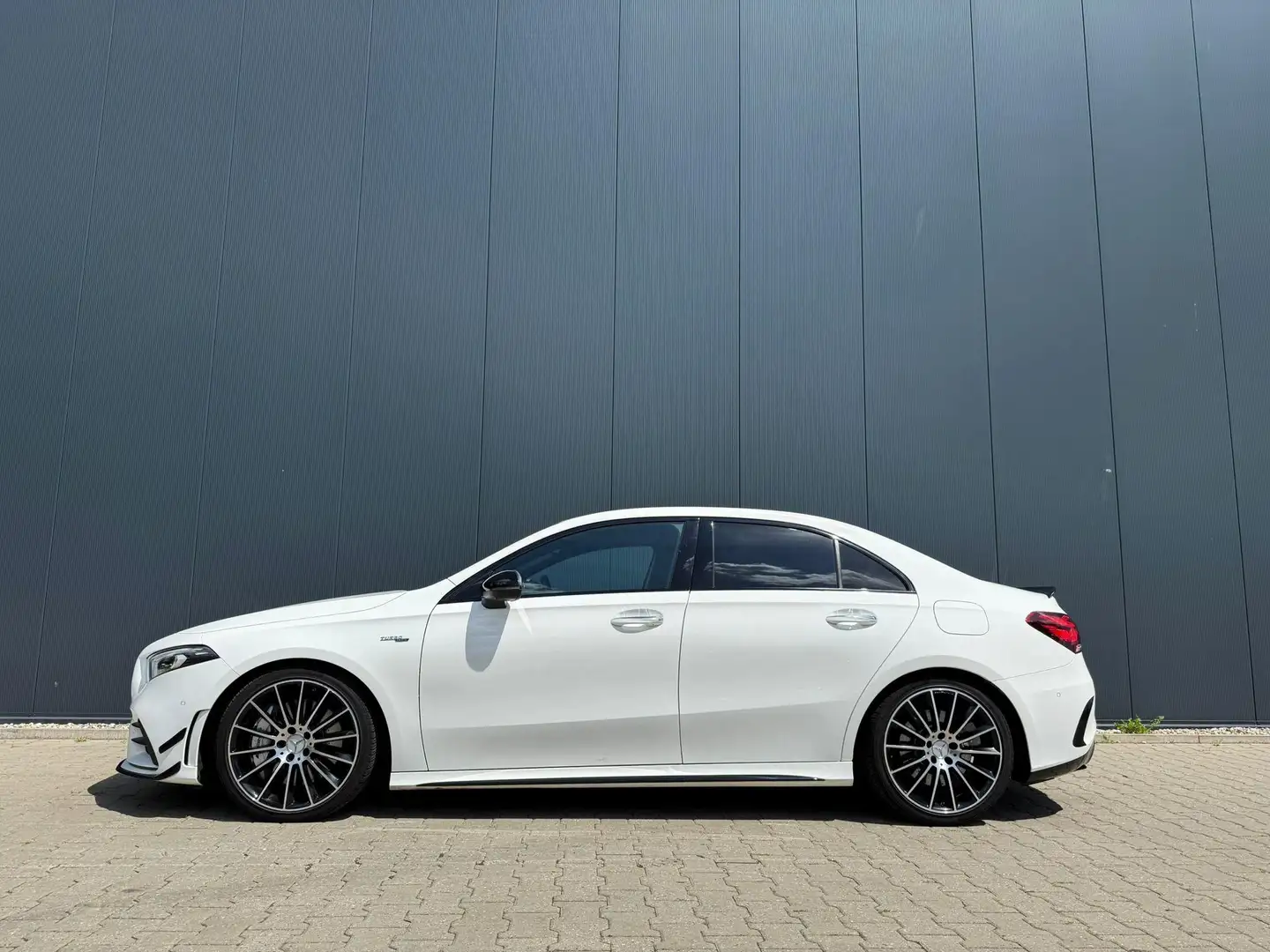 Mercedes-Benz A 35 AMG 4MATIC Aero / Burmester / Schaalstoelen Weiß - 2
