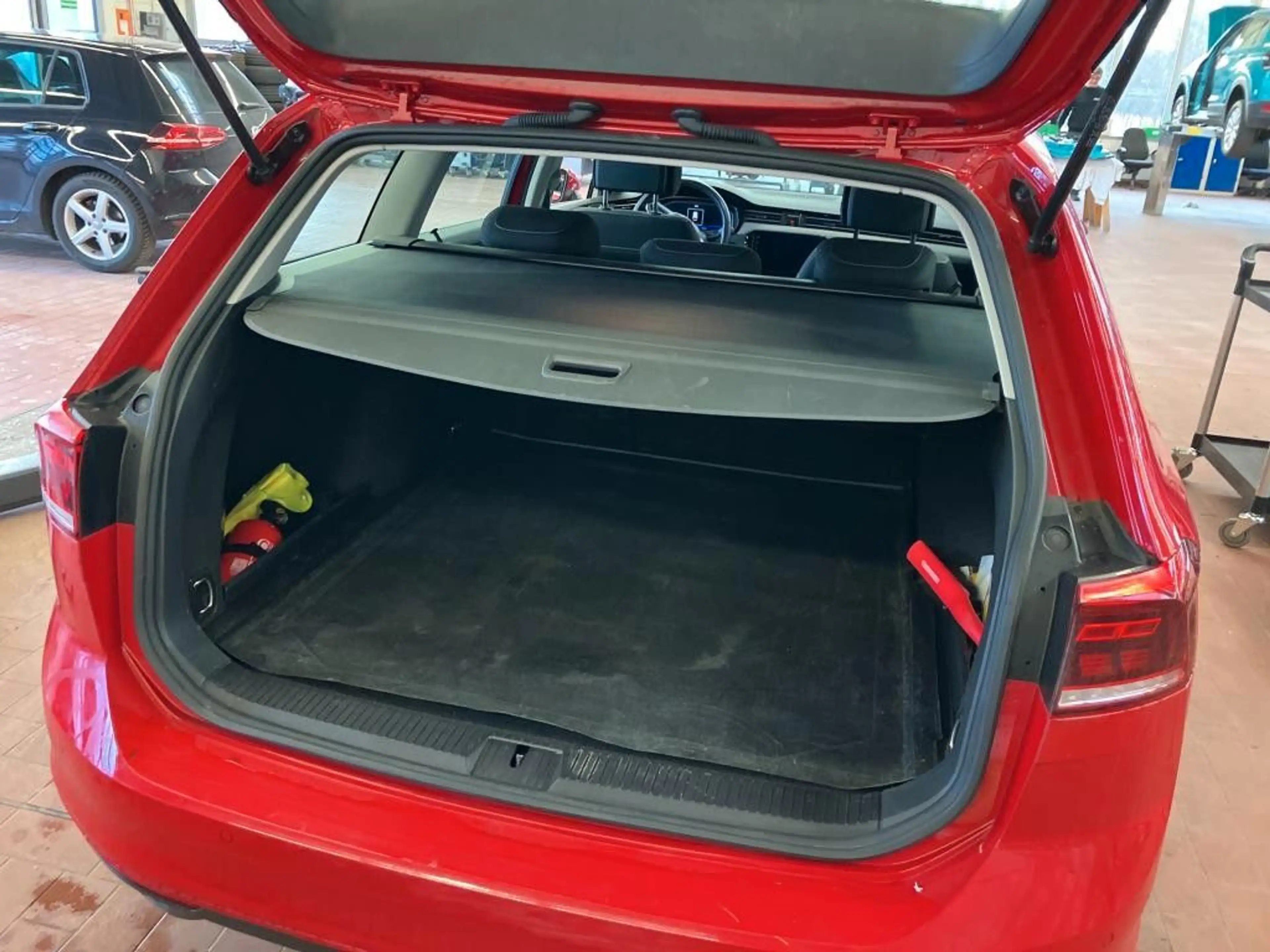 Volkswagen Passat Variant Business 2.0TDI DSG Navi SHZ LED — photo 7