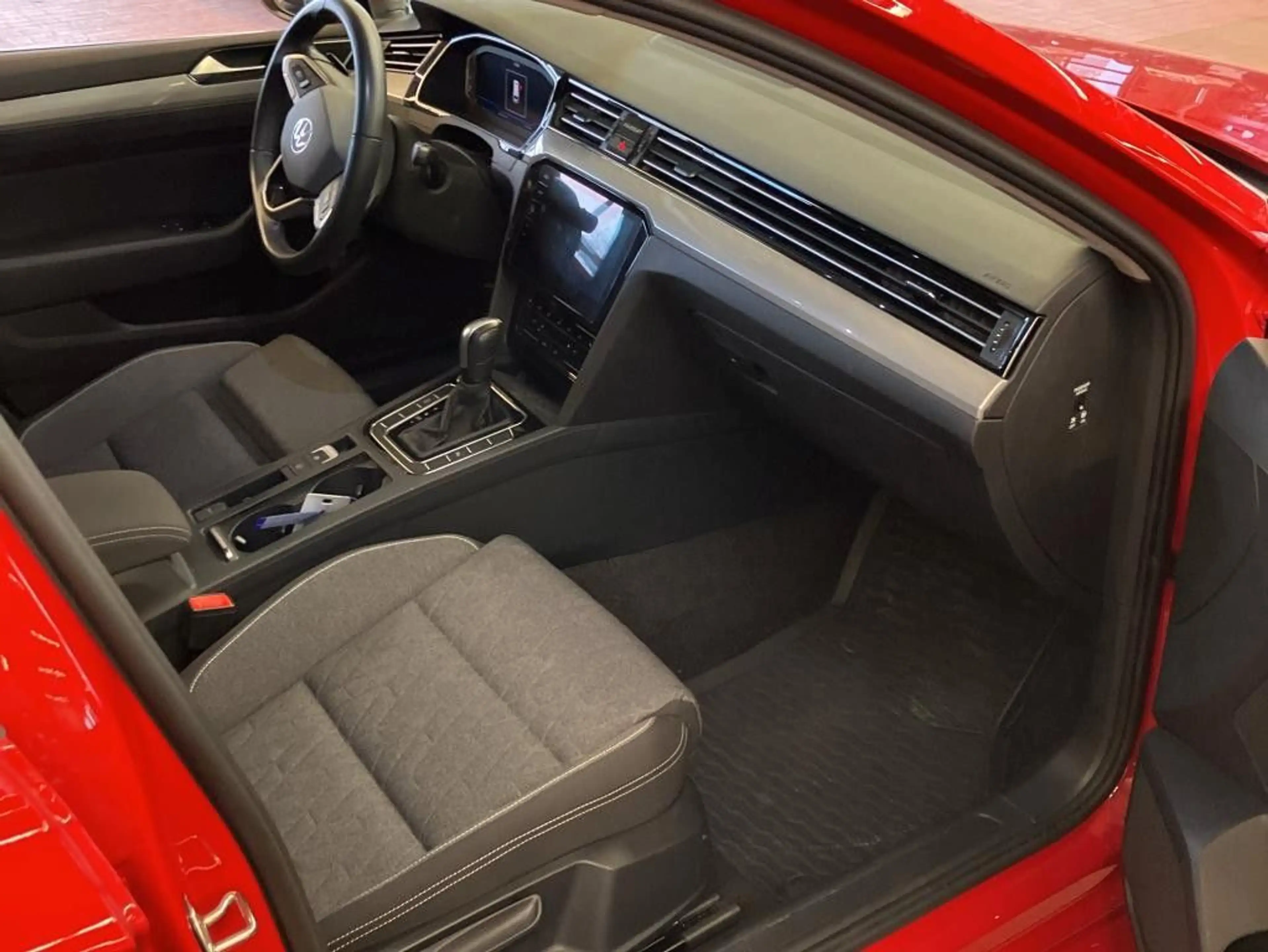Volkswagen Passat Variant Business 2.0TDI DSG Navi SHZ LED — photo 5