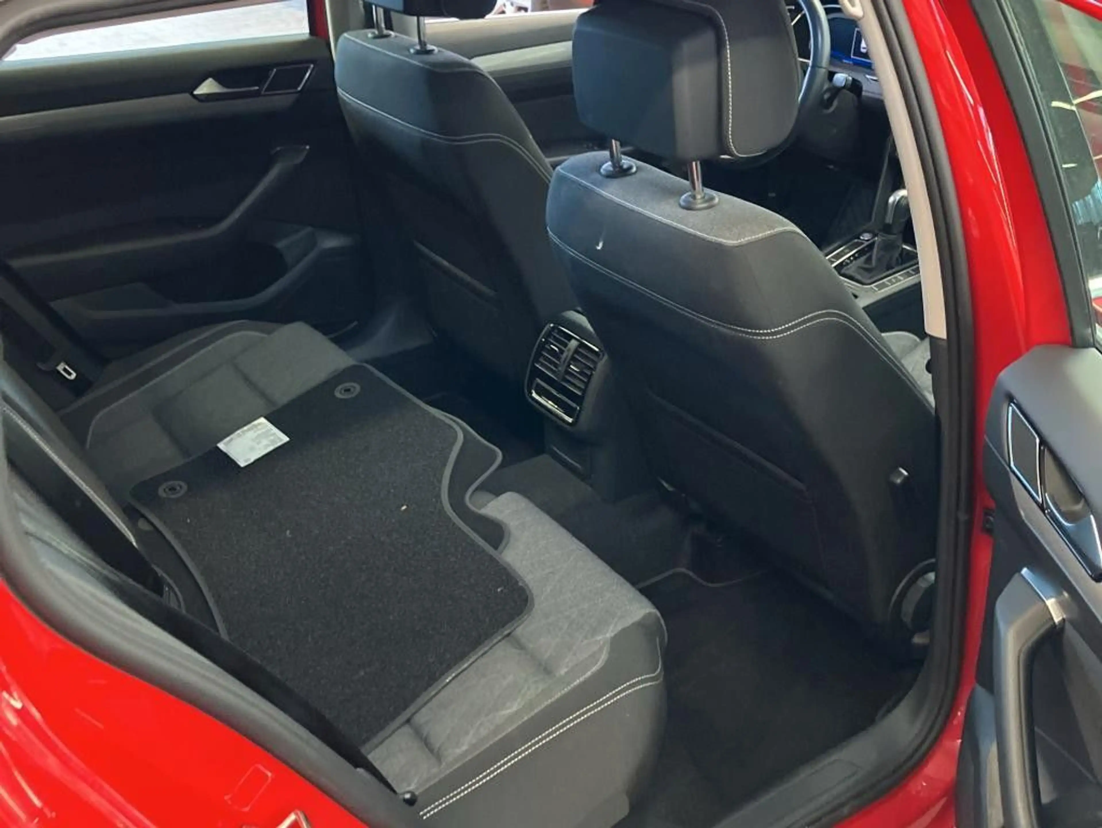 Volkswagen Passat Variant Business 2.0TDI DSG Navi SHZ LED — photo 6
