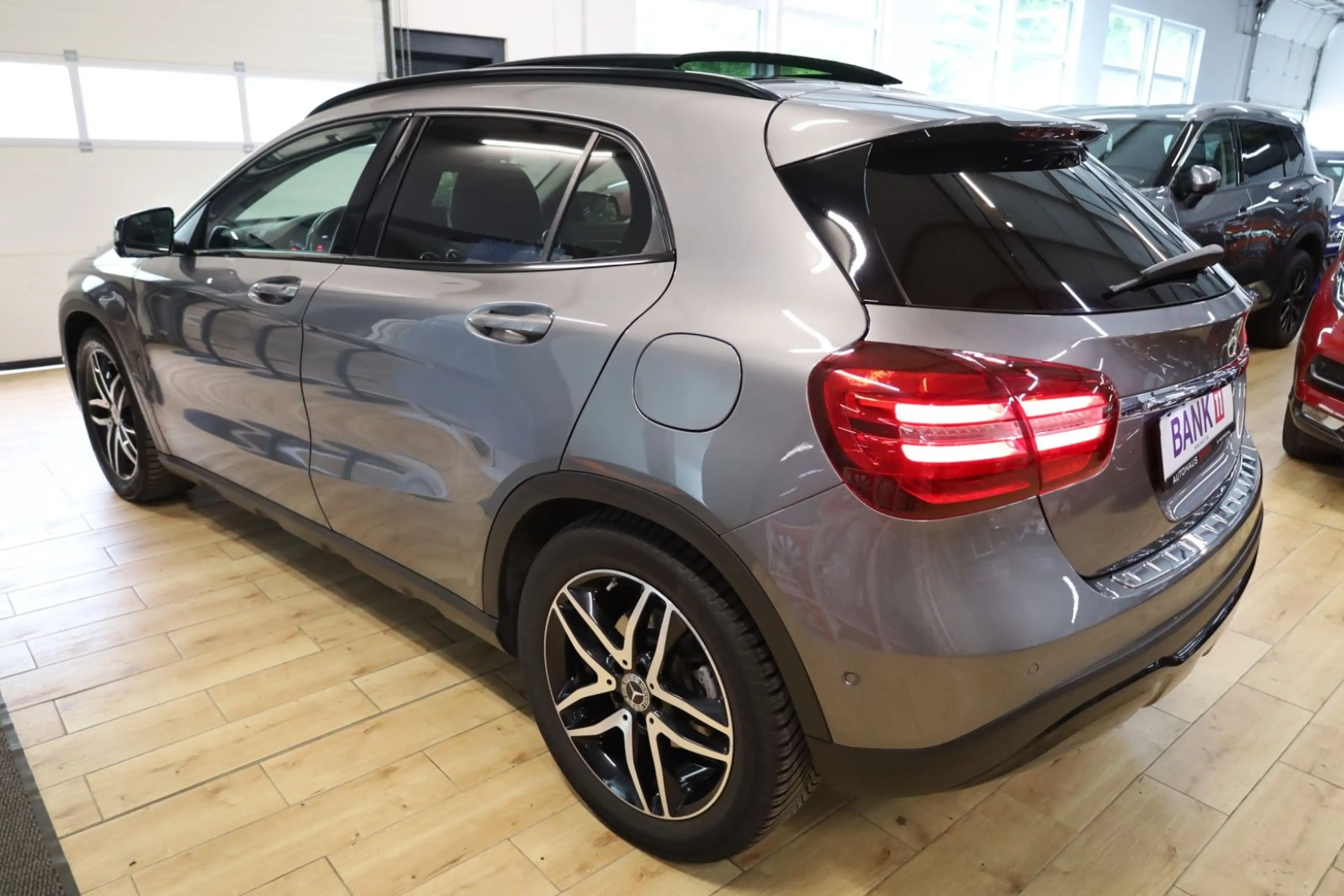 Mercedes-Benz GLA 180 /Night-Paket/Navi/Panorama-Schiebedach — photo 4