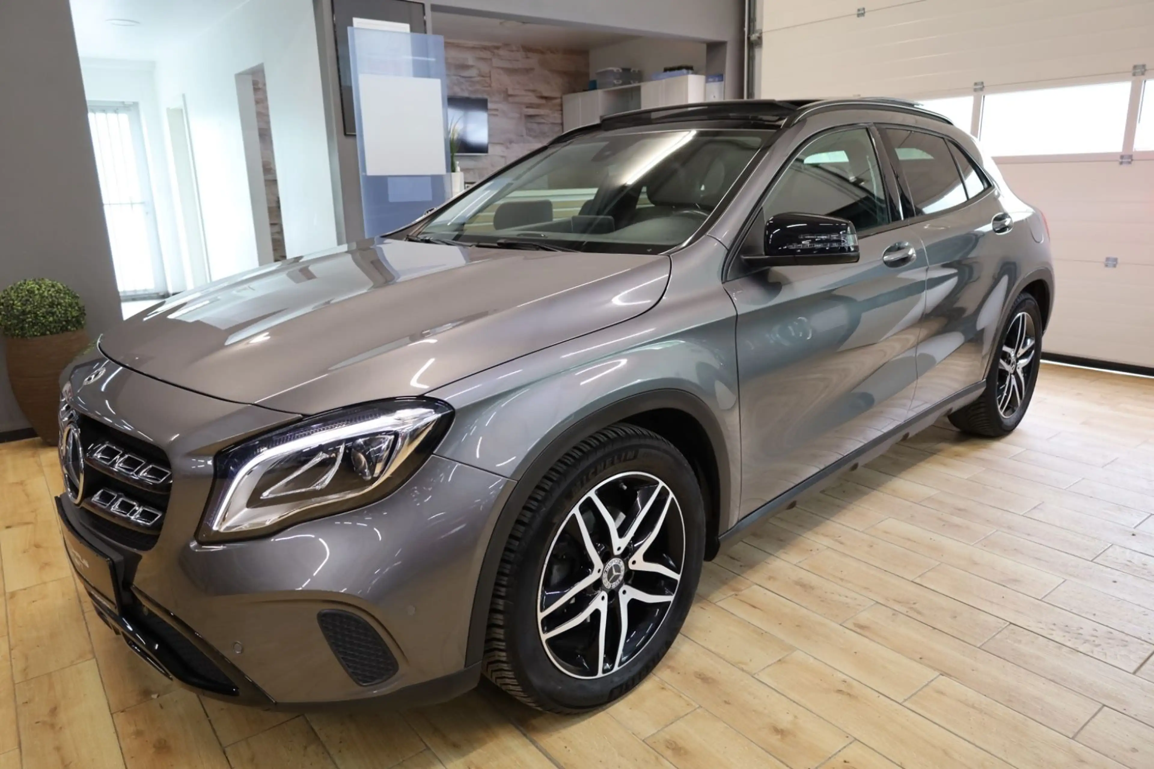Mercedes-Benz GLA 180 /Night-Paket/Navi/Panorama-Schiebedach
