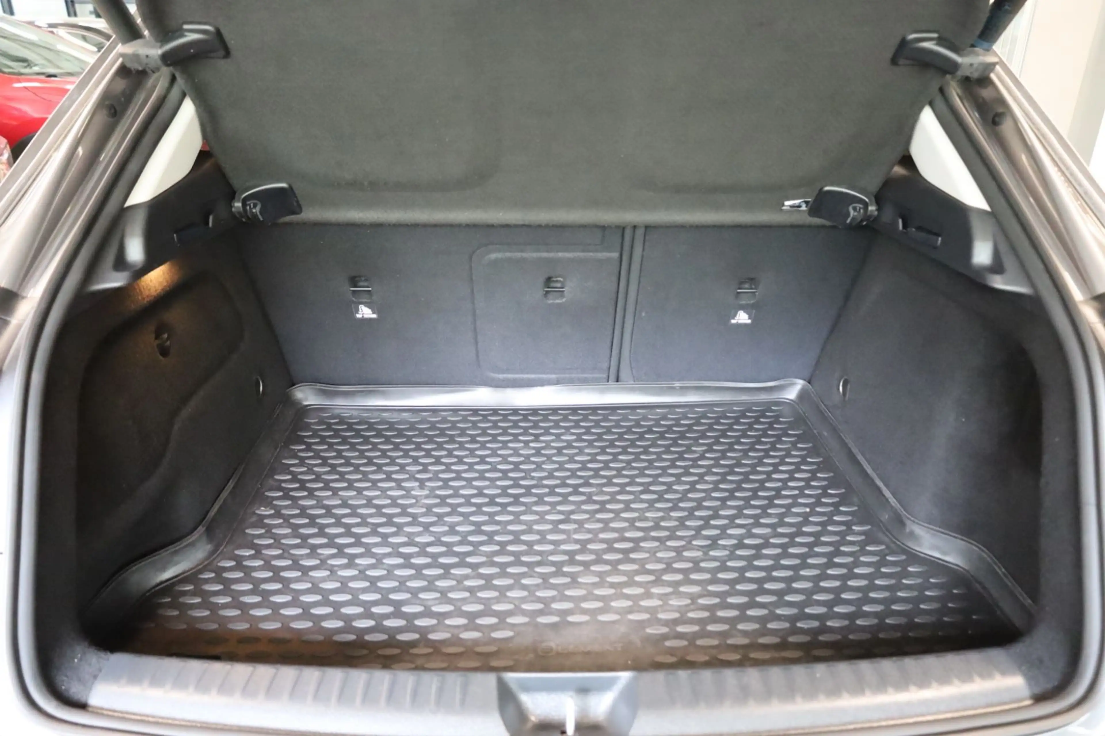 Mercedes-Benz GLA 180 /Night-Paket/Navi/Panorama-Schiebedach — photo 11