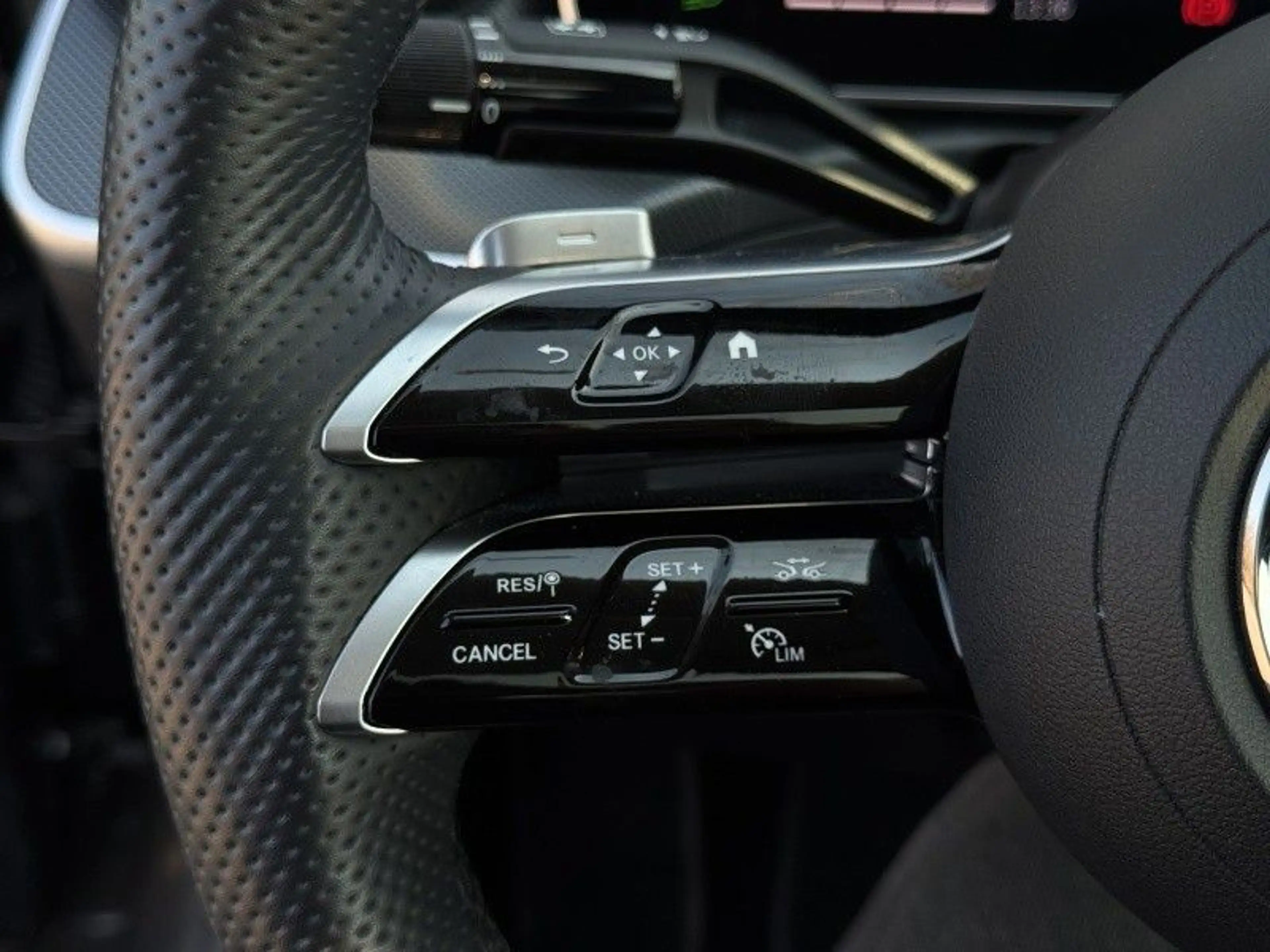 Mercedes-Benz C 220 d  AMG Line — photo 13