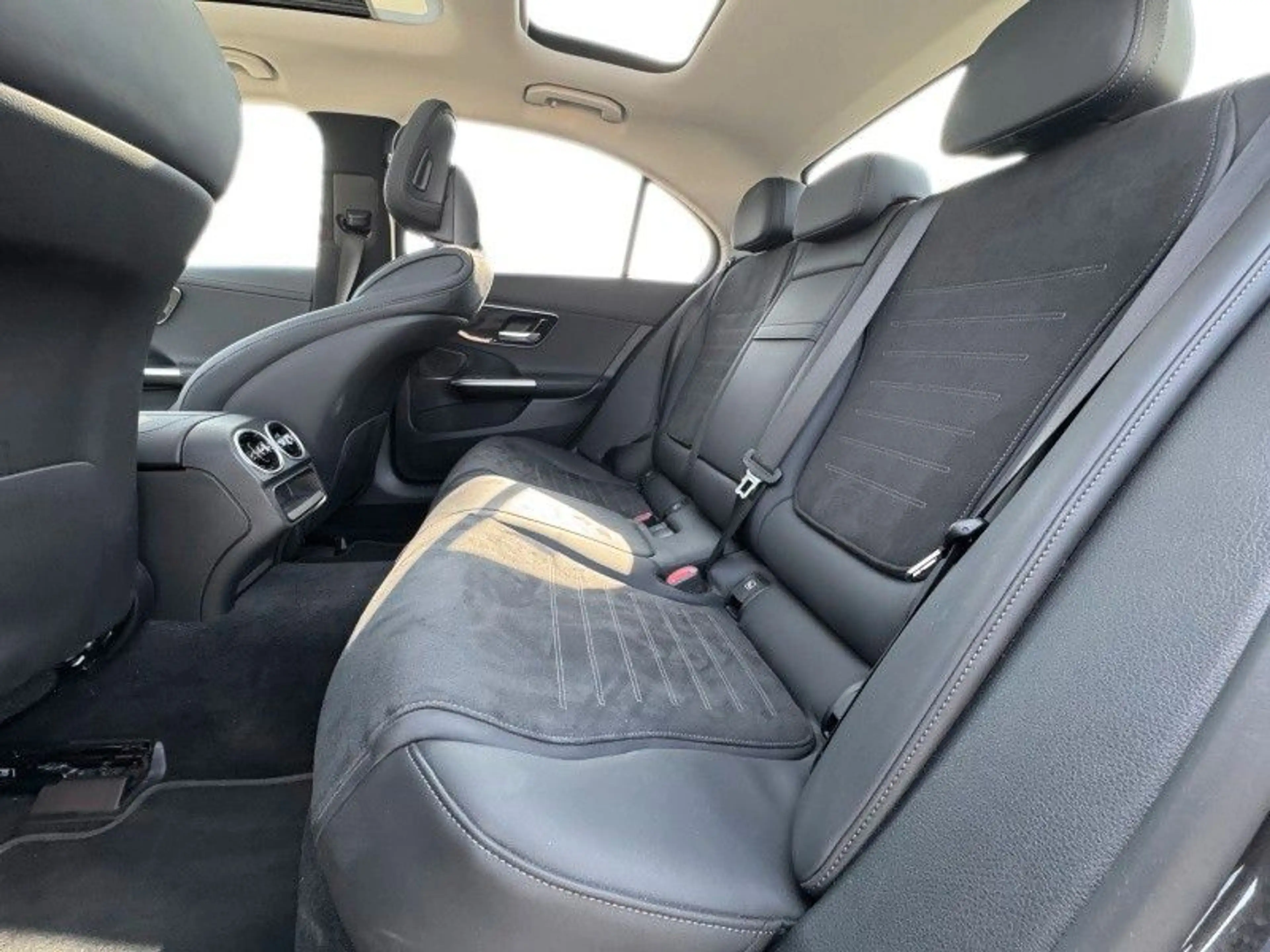 Mercedes-Benz C 220 d  AMG Line — photo 23