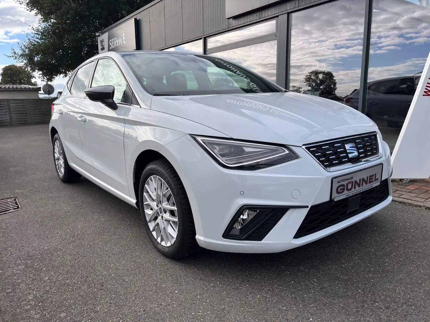 SEAT Ibiza Xcellence DSG+LED+NAVI+SHZ+GJR Weiß - 1