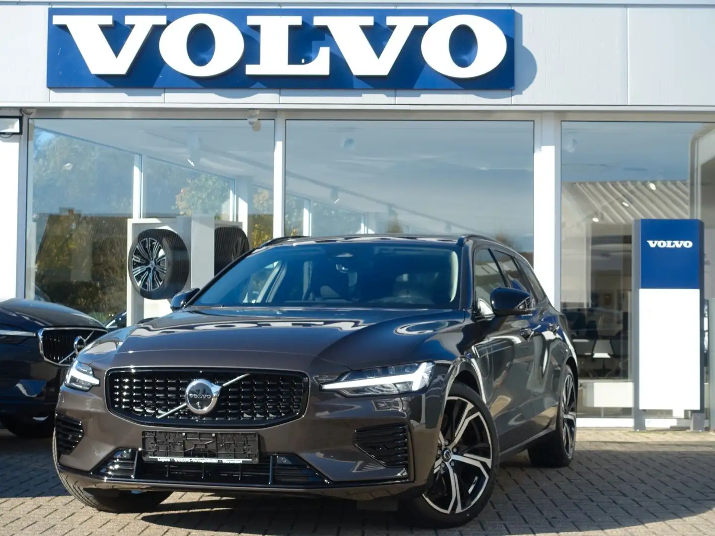 Volvo V60 Ultra T8 AWD Plug-in Hybrid Pano/Massage/B&W Grigio - 1