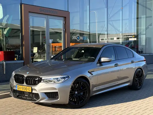 BMW M5 view 3