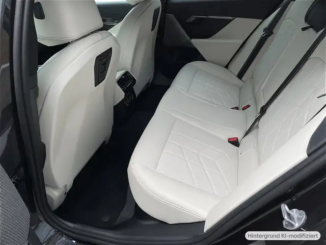 BMW 5 Series view 11