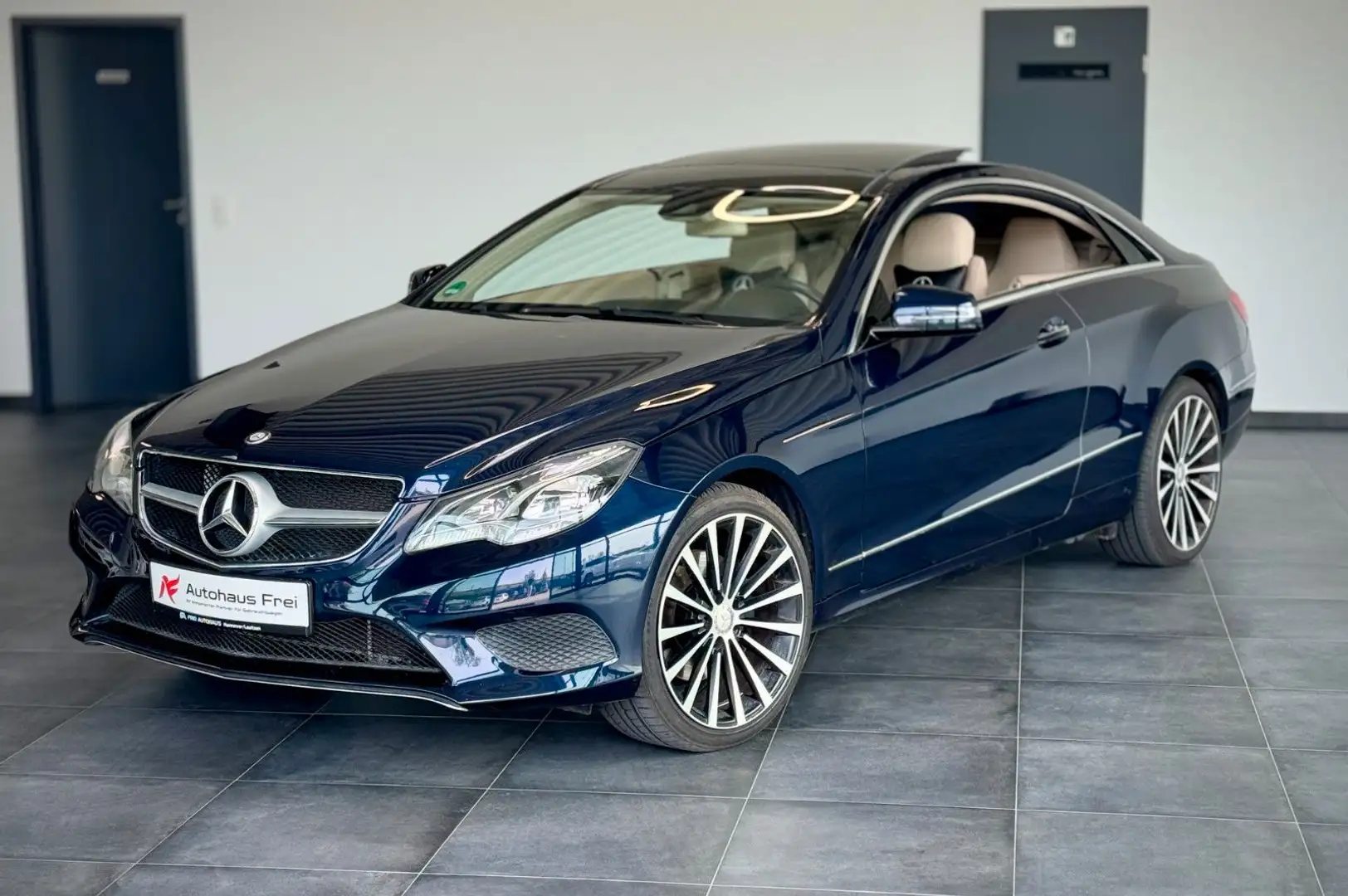 Mercedes-Benz E 350 Coupe V6 CGI *Panorama*Kamera*Memory*Leder Синій - 1