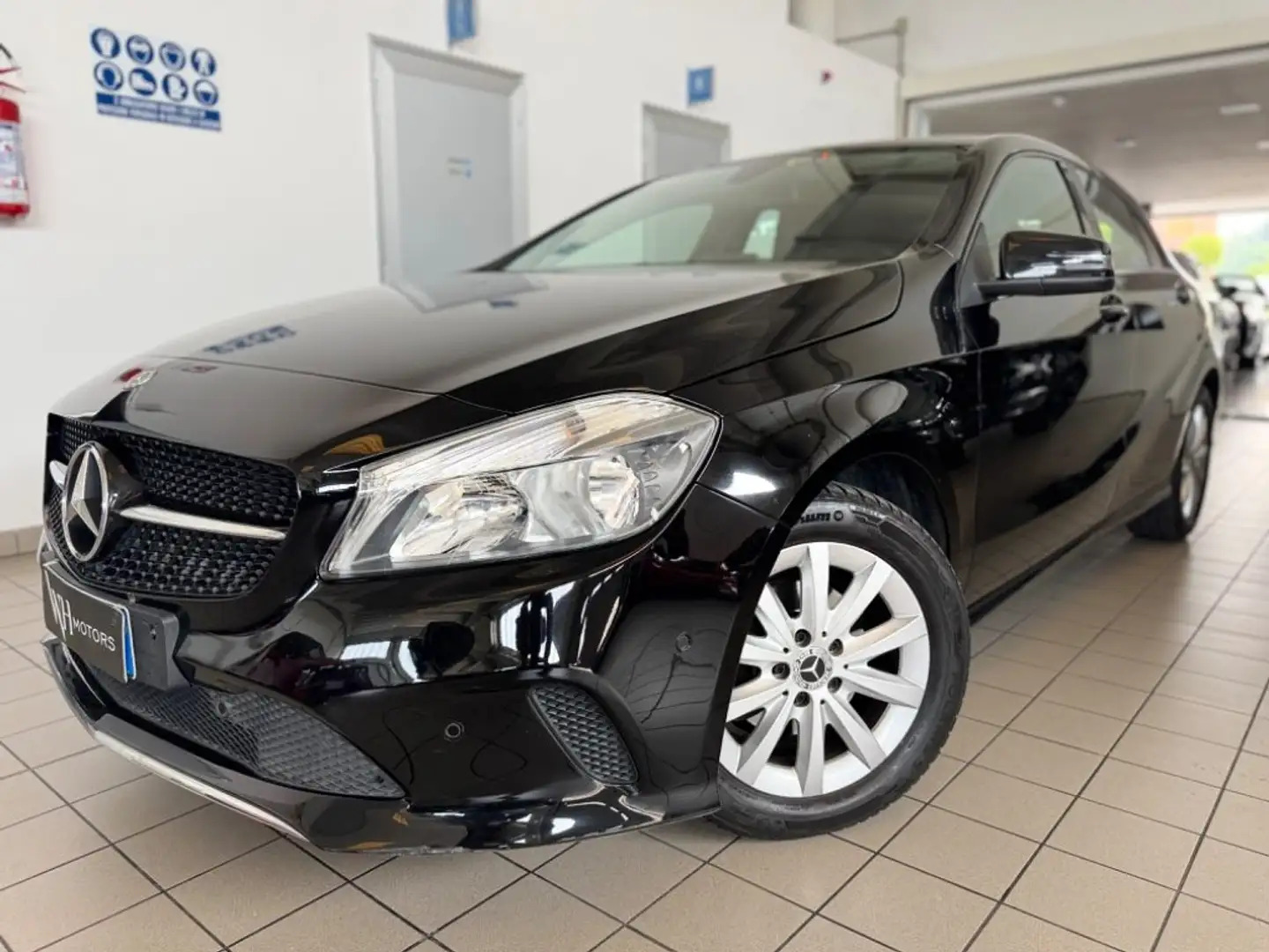 Mercedes-Benz A 180 d Automatic Business //BELLISSIMA// Zwart - 1