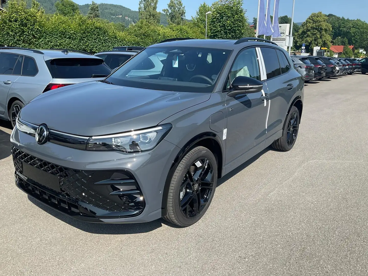 Volkswagen Tiguan 1.5 eHybrid R-LINE Black, Pano, 20-Zoll, AHK, Area Grau - 2