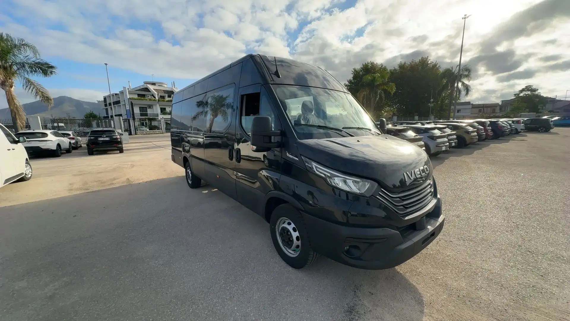 Iveco Daily Daily 35S18 D.Cab 6Posti 3.0d 176cv Auto Černá - 1