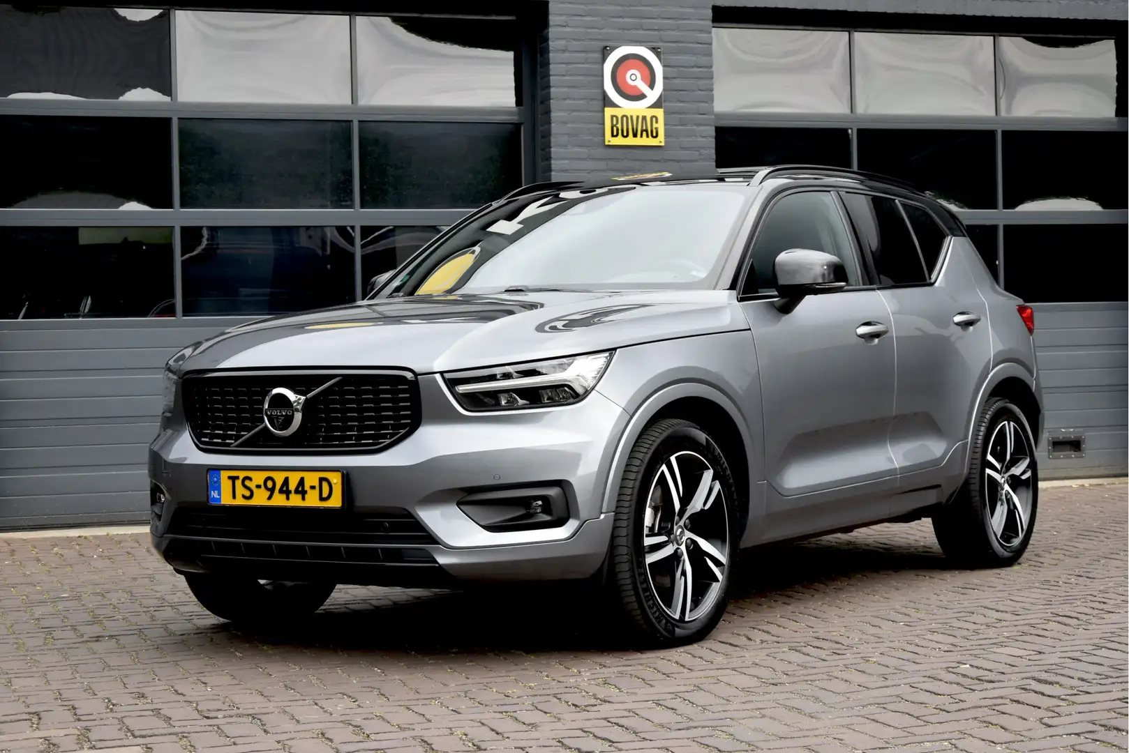 Volvo XC40 2.0 T5 AWD R-Design Grijs - 2