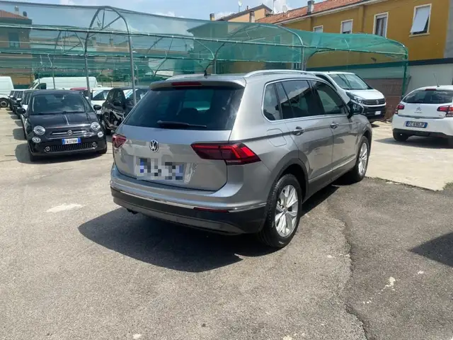 Volkswagen Tiguan view 5