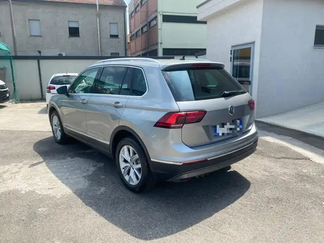 Volkswagen Tiguan view 3