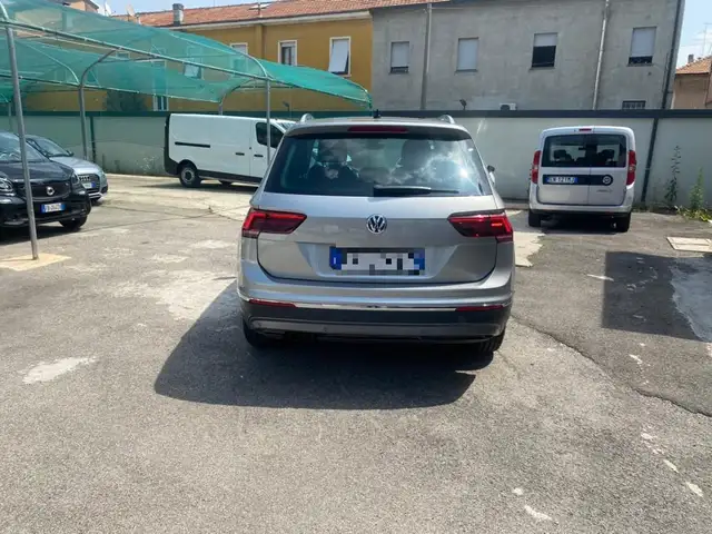Volkswagen Tiguan view 4