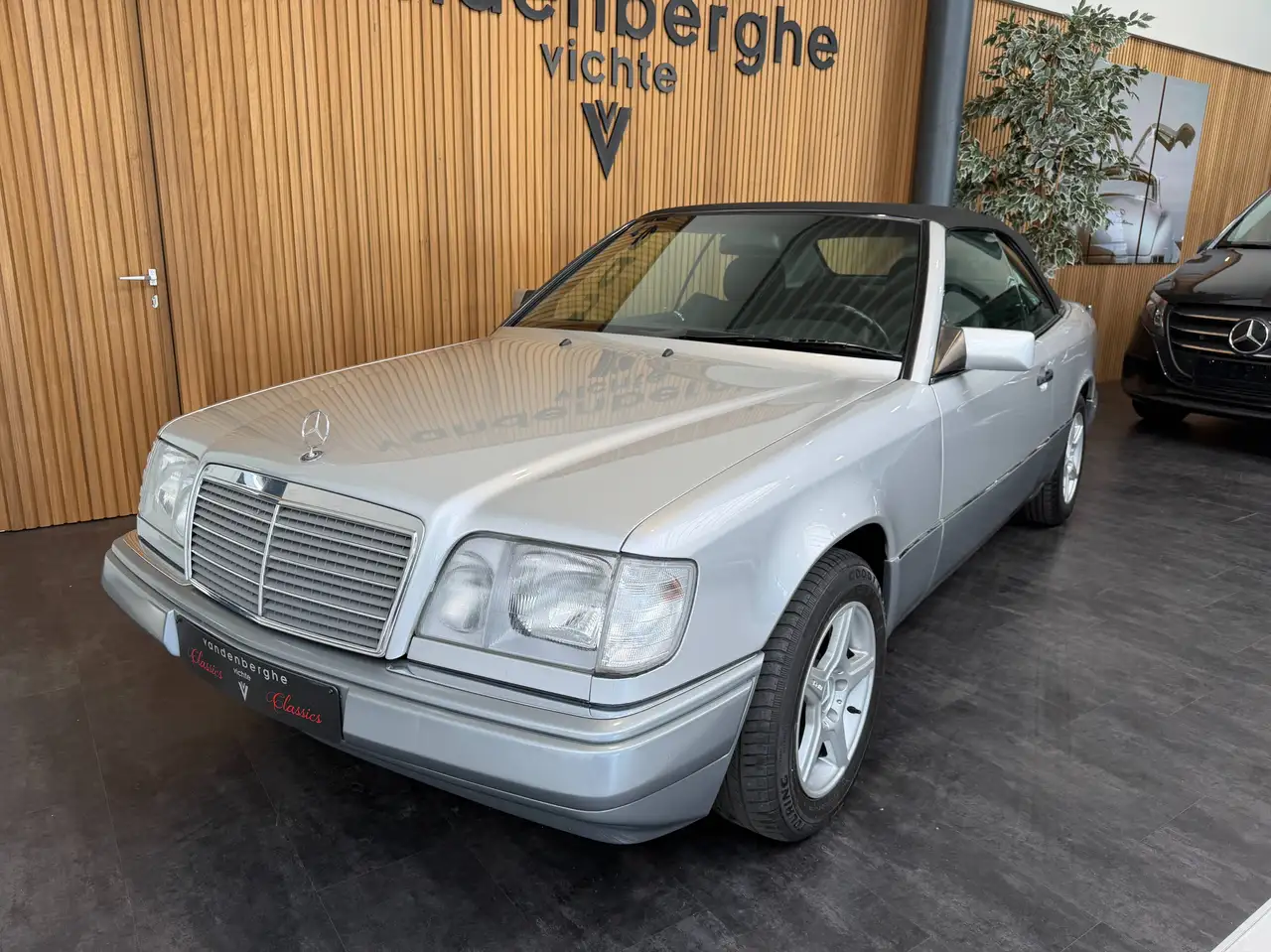 Mercedes-Benz E 220 Oldtimer!!! Cabrio 1ste eigenaar en als nieuw!, foto 5