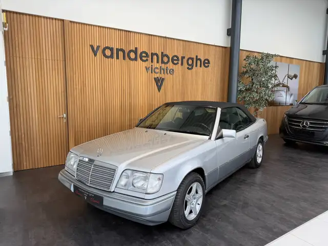 Mercedes-Benz E 220 Oldtimer!!! Cabrio 1ste eigenaar en als nieuw!