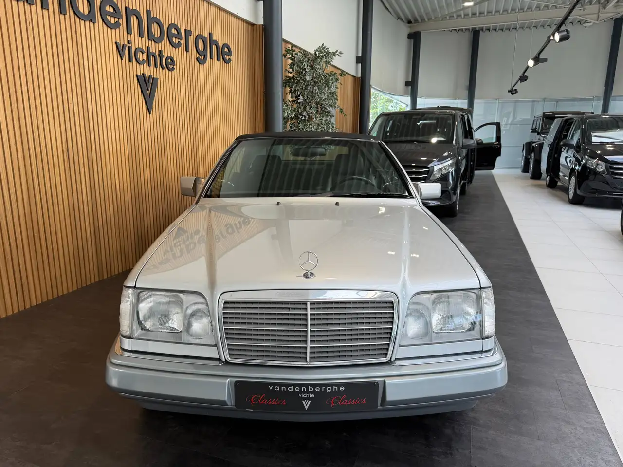 Mercedes-Benz E 220 Oldtimer!!! Cabrio 1ste eigenaar en als nieuw!, foto 4