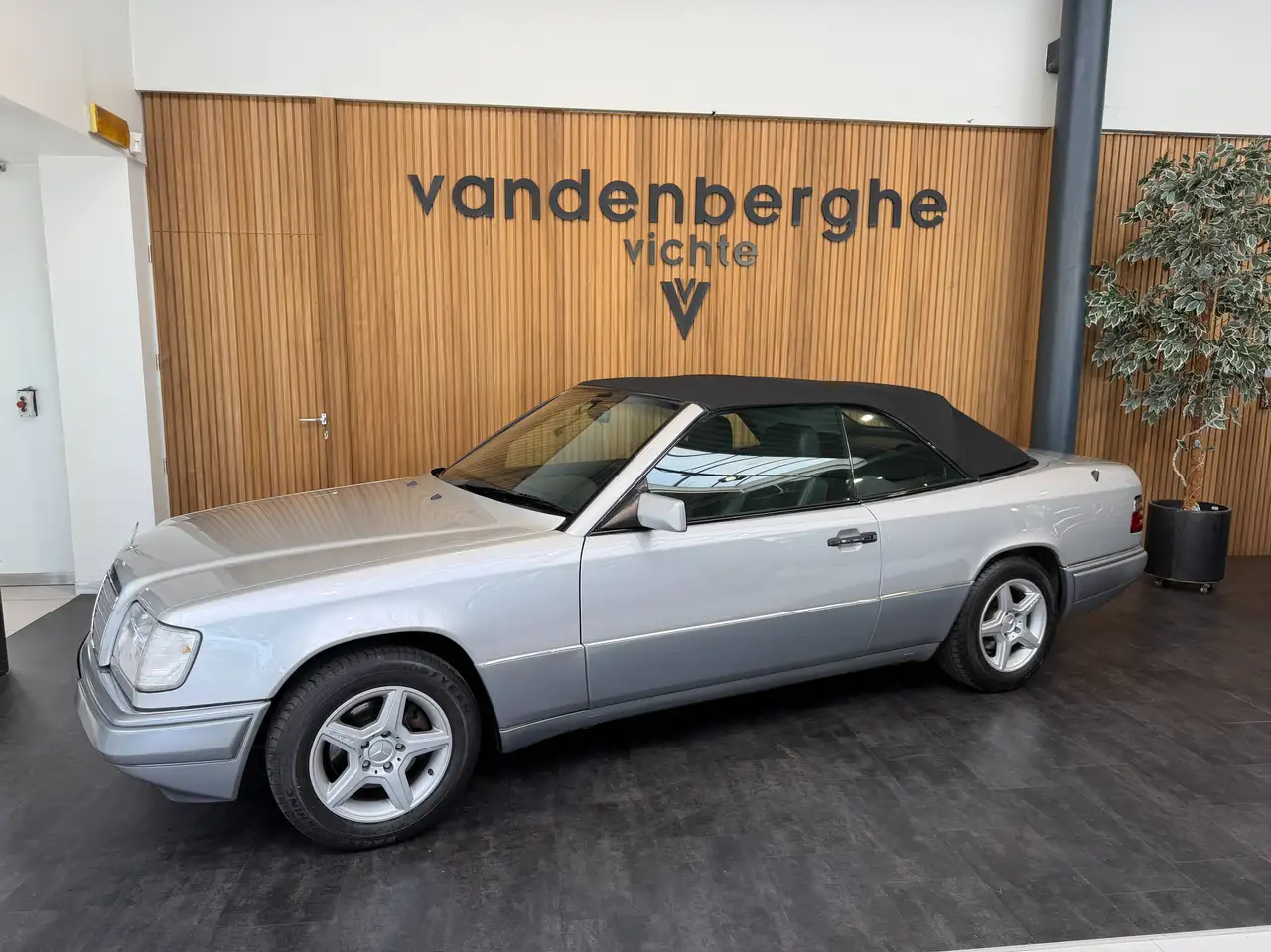 Mercedes-Benz E 220 Oldtimer!!! Cabrio 1ste eigenaar en als nieuw!, foto 2