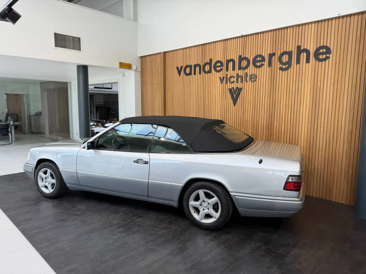 Mercedes-Benz E 220 Oldtimer!!! Cabrio 1ste eigenaar en als nieuw!, foto 3
