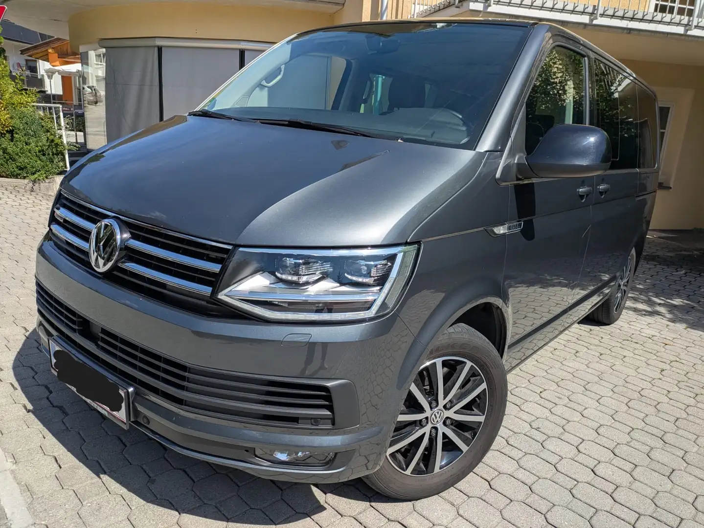 Volkswagen T6 Multivan 70 Jahre Bulli Edition 2,0 TDI 4Motion BMT DSG Grau - 2