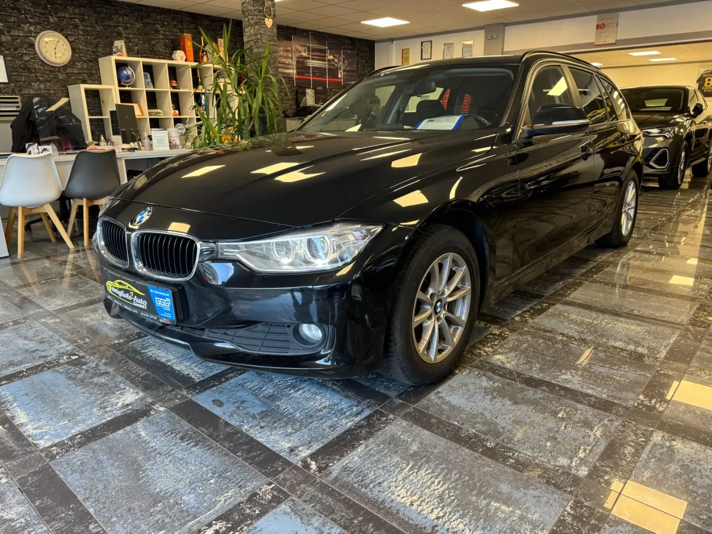 BMW 320 Baureihe 3 Touring 320d*Klimaauto*Xenon*Navi Černá - 1