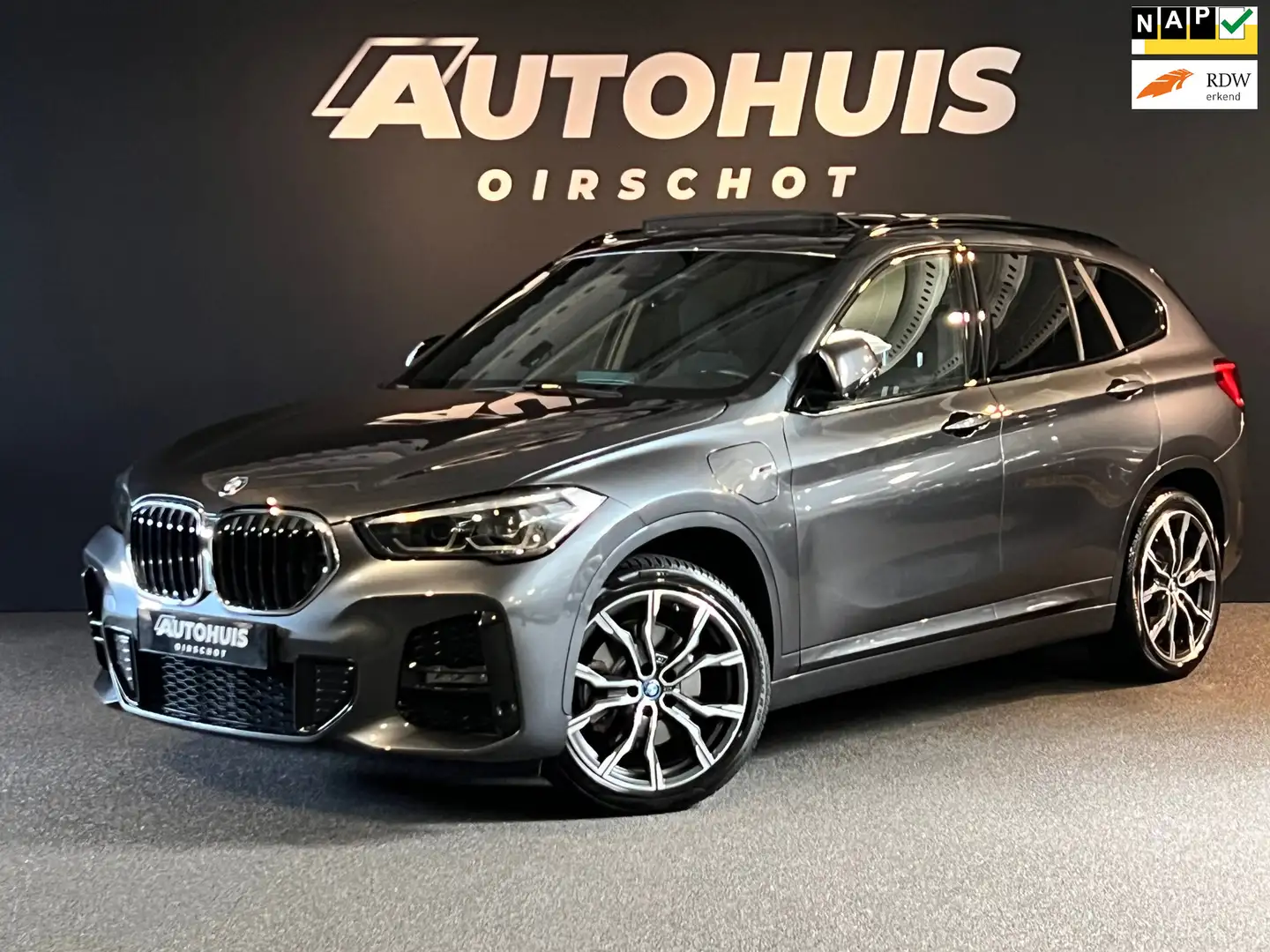 BMW X1 XDrive25e High Executive M Edition Pano/ HeadUp/ C Grijs - 1