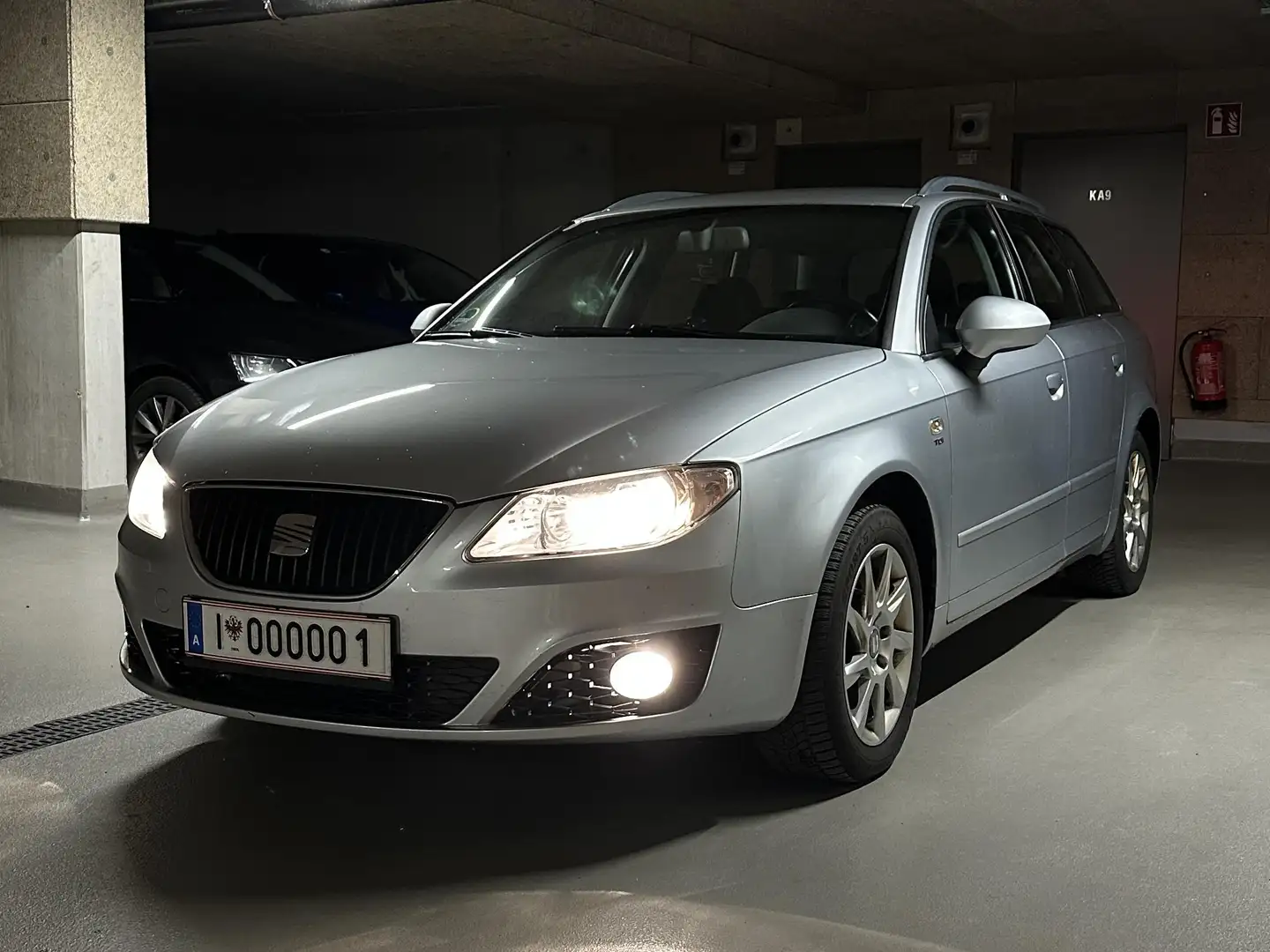 SEAT Exeo Exeo ST Reference 2,0 TDI CR Reference Silber - 1