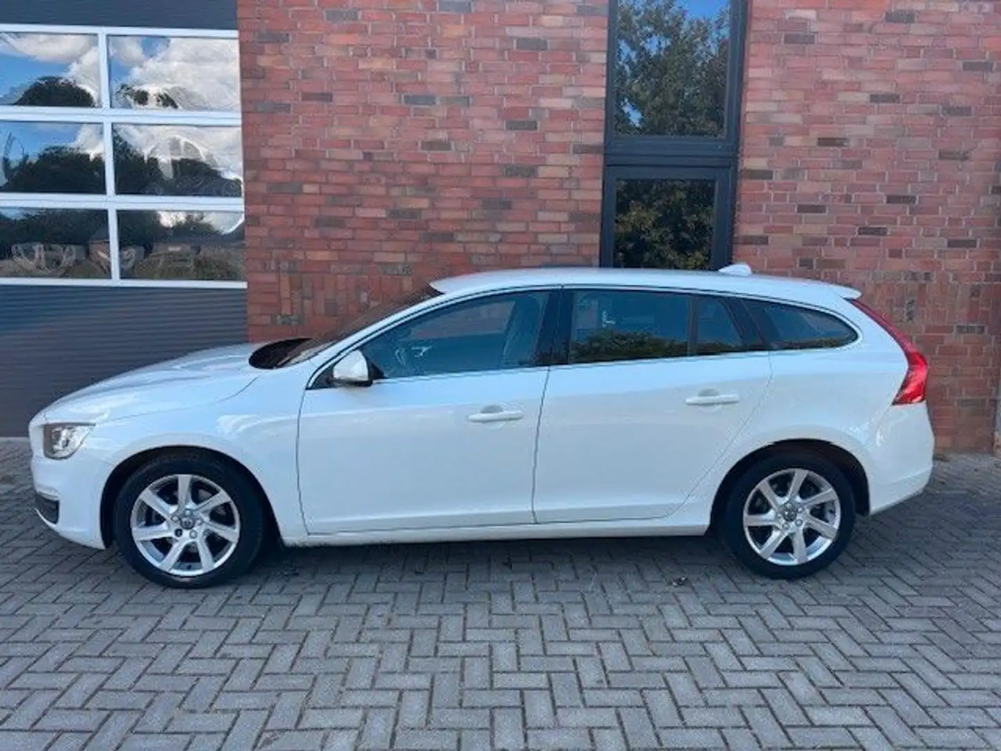 Volvo V60 1.6D2 MOMENTUM Blanc - 1
