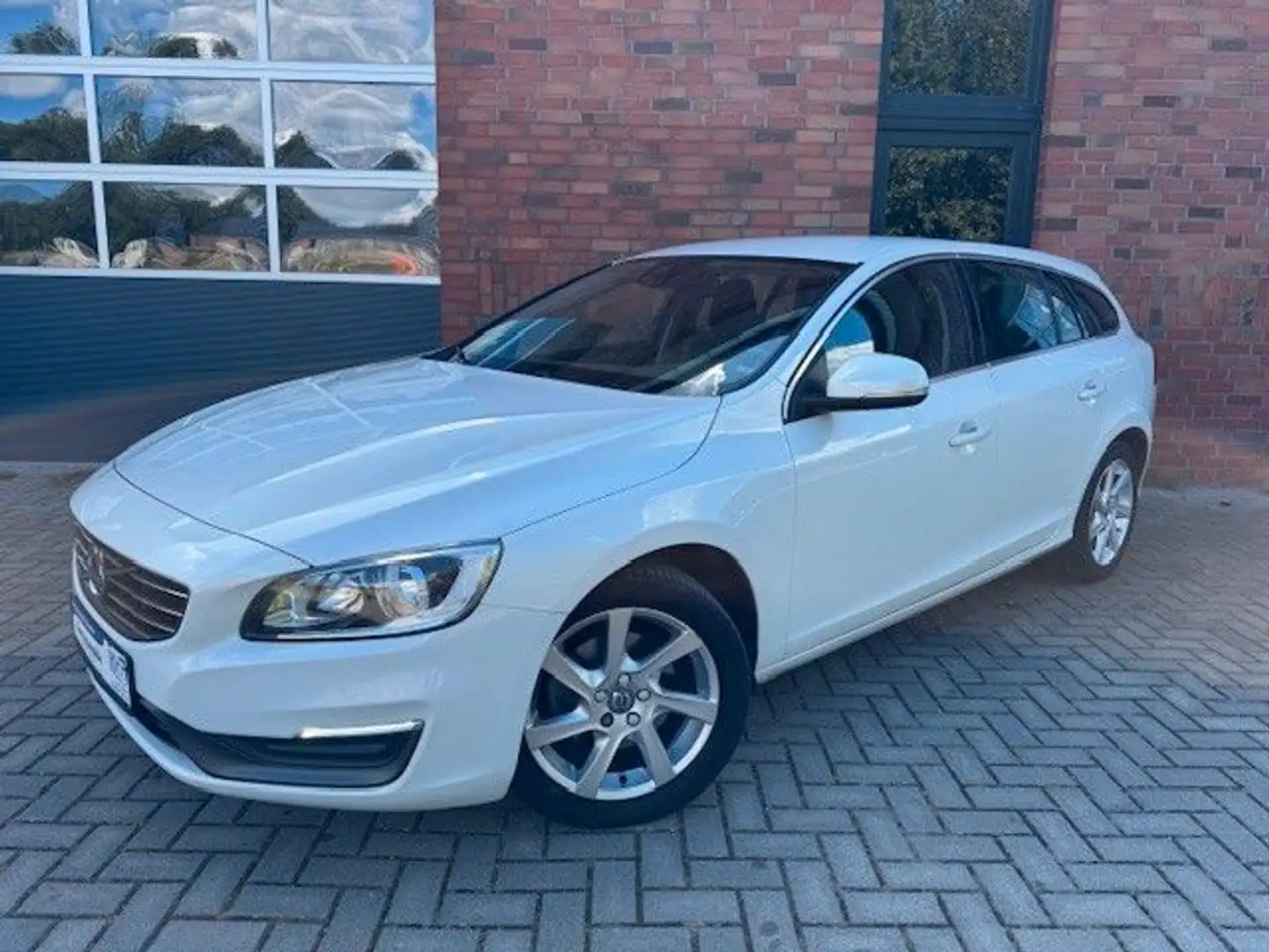 Volvo V60 1.6D2 MOMENTUM Blanc - 2