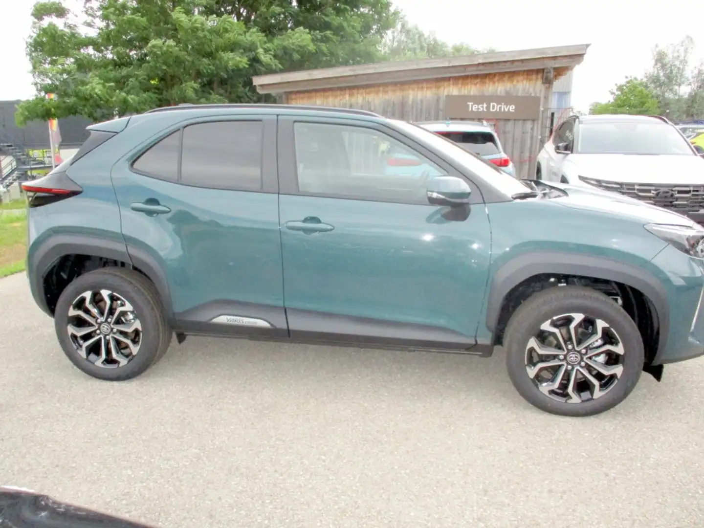 Toyota Yaris Cross 1,5 HSD Active Drive + Safety Paket Grün - 2