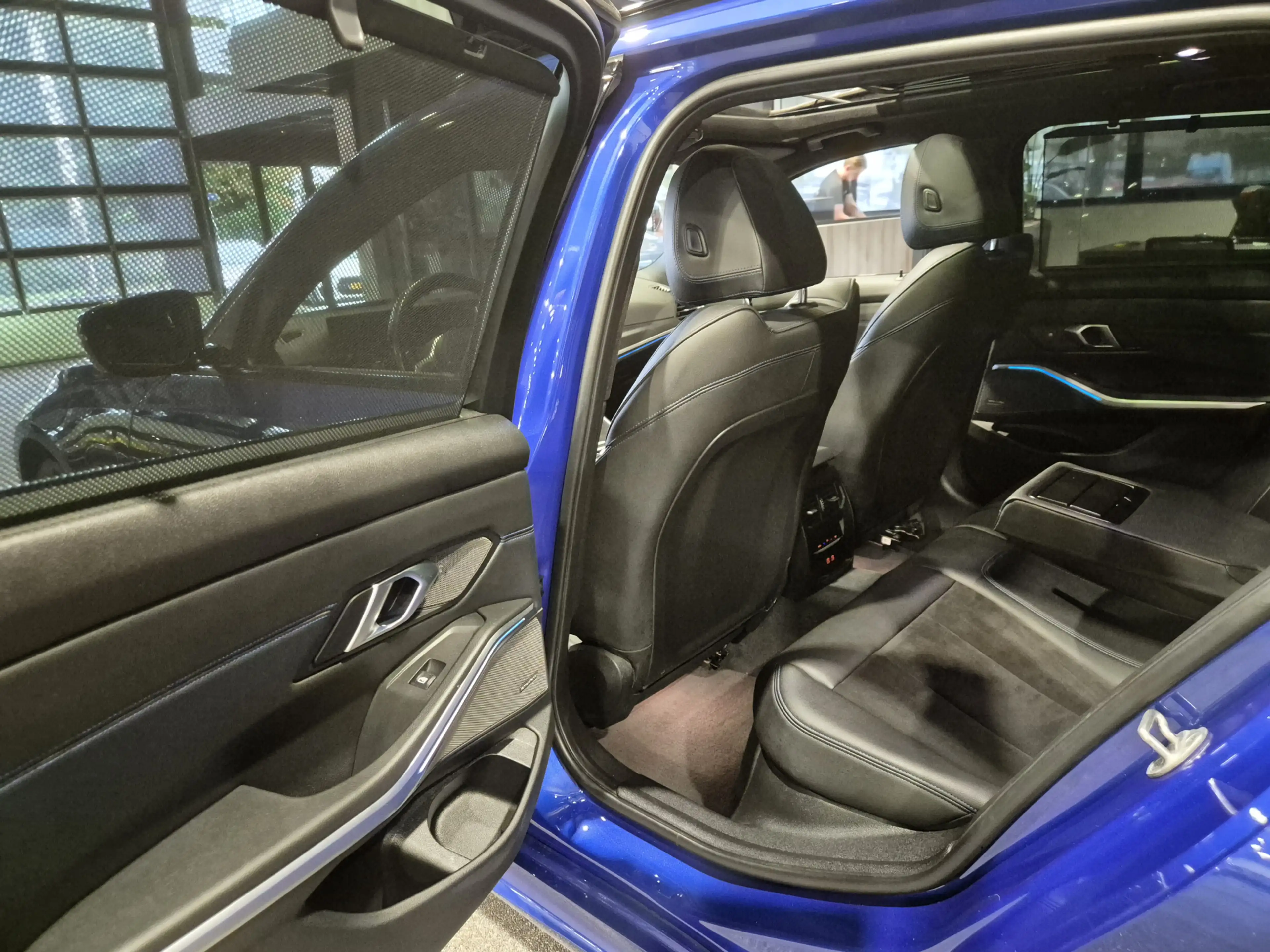 BMW 330 3-serie Touring 330e xDrive M-Sport | Panorama | H — photo 25