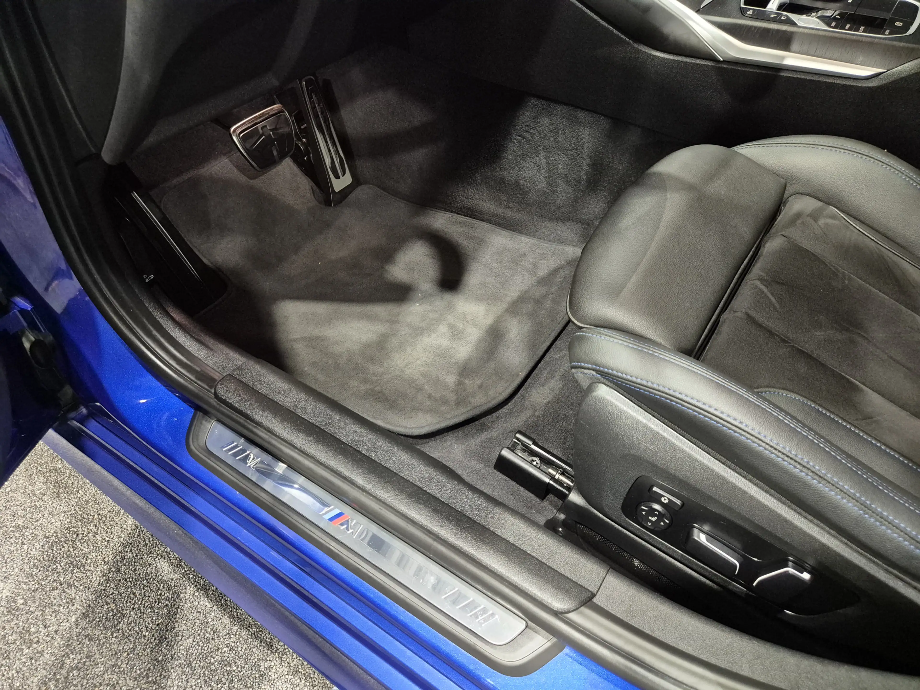 BMW 330 3-serie Touring 330e xDrive M-Sport | Panorama | H — photo 32