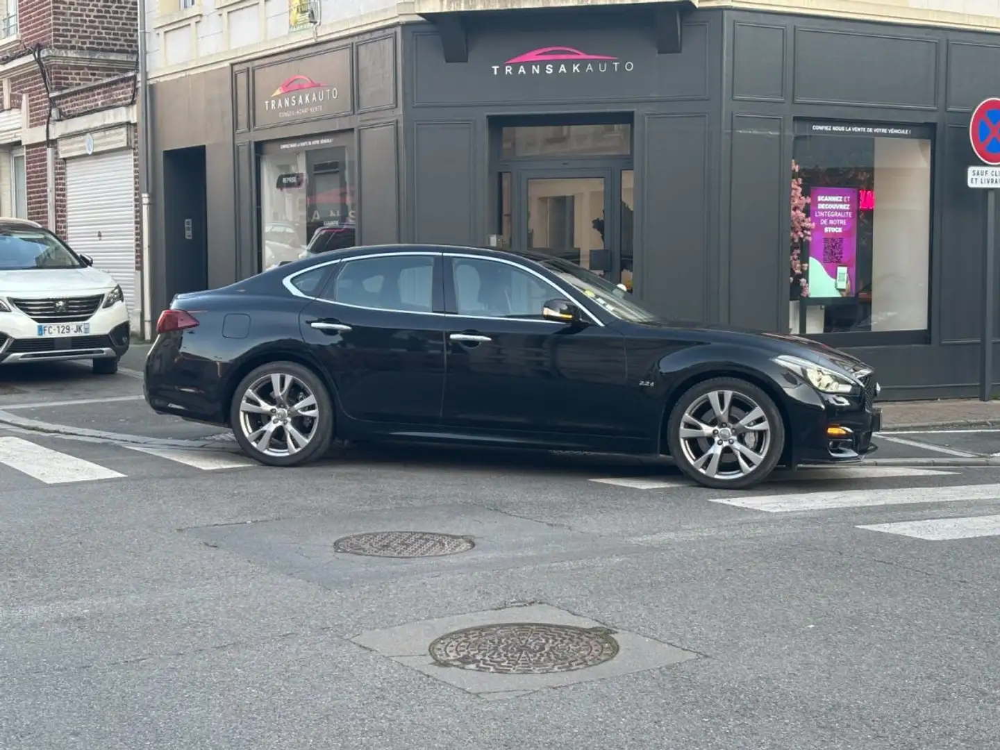 Infiniti Q70 2.2d Sport A / SIEGES ELECTRIQUES A MEMOIRE / CAMERA DE RECUL / TOIT OUVRANT Schwarz - 2