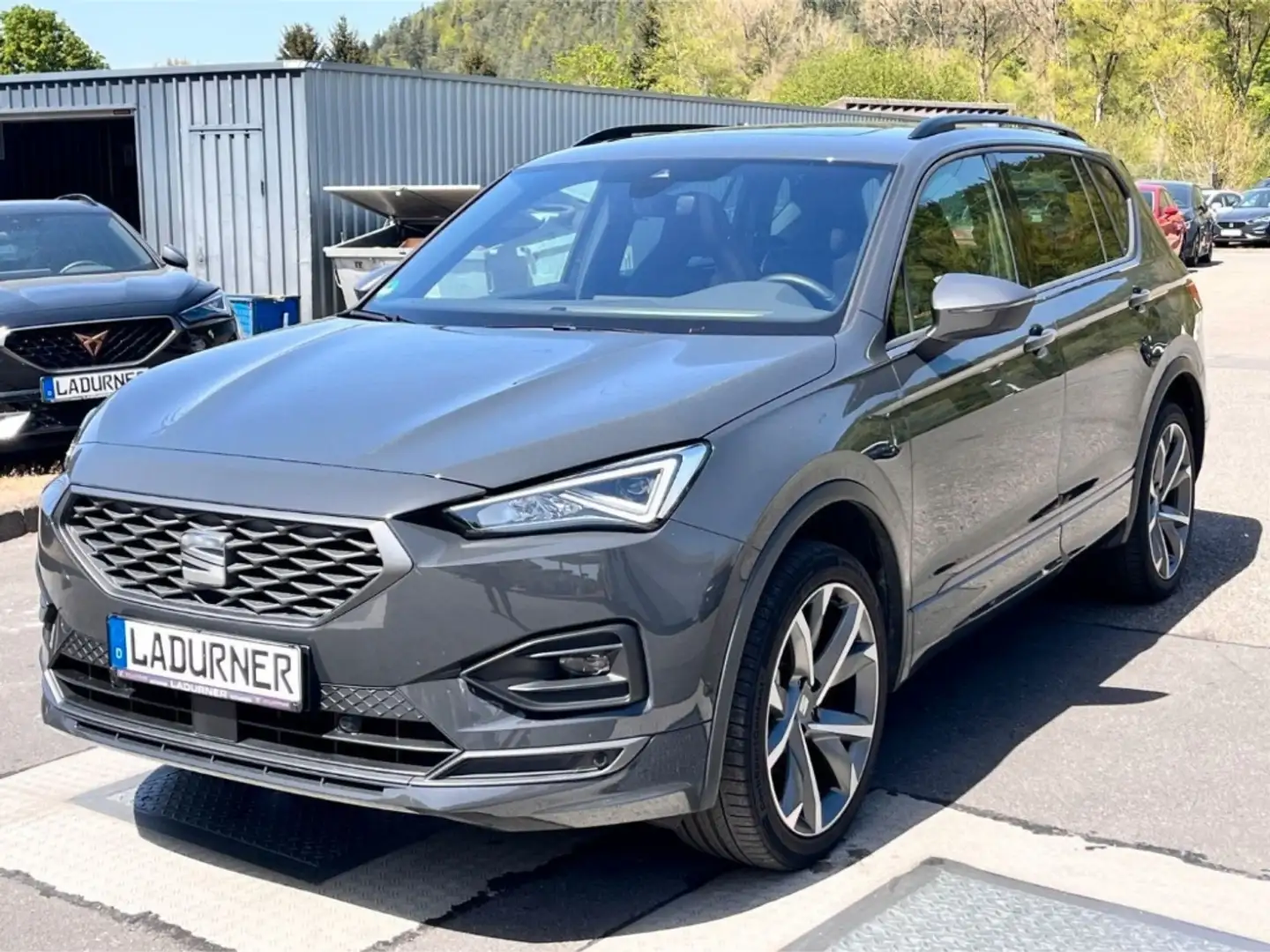 SEAT Tarraco FR 2.0TDI DSG STDHZG 7-Sitzer AHK PANODACH Grau - 2