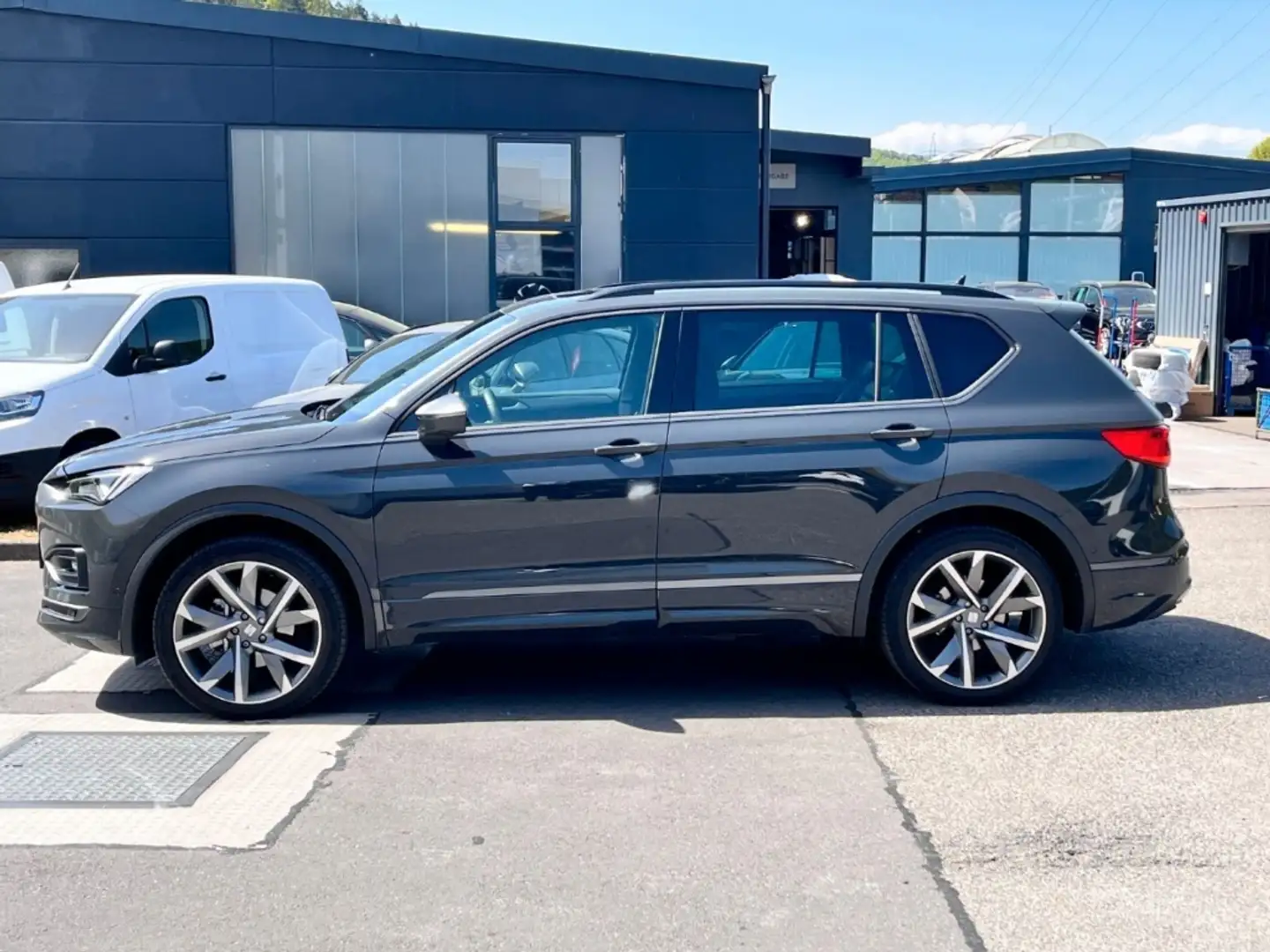 SEAT Tarraco FR 2.0TDI DSG STDHZG 7-Sitzer AHK 20ZOLL 7 Sitzer Grau - 2