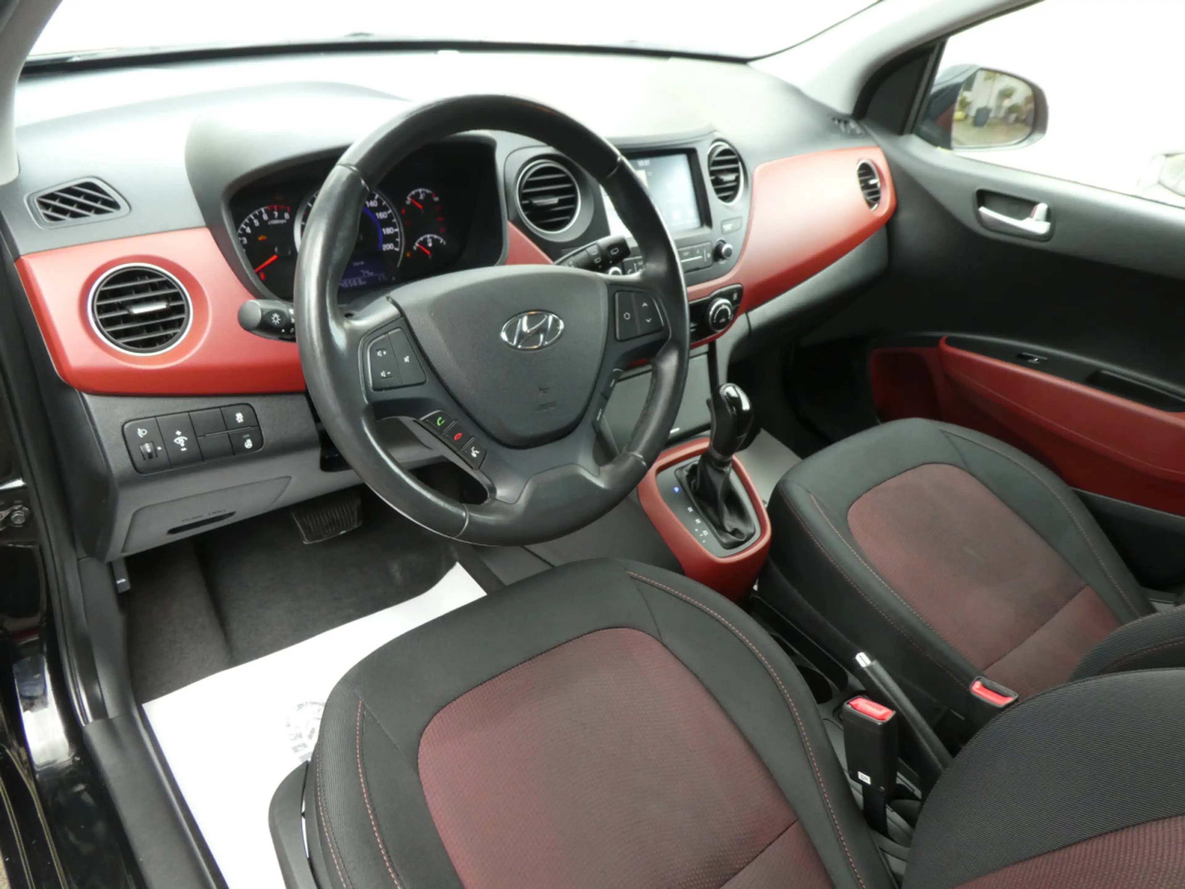 Hyundai i10 1.0 Pack Automatique — photo 3