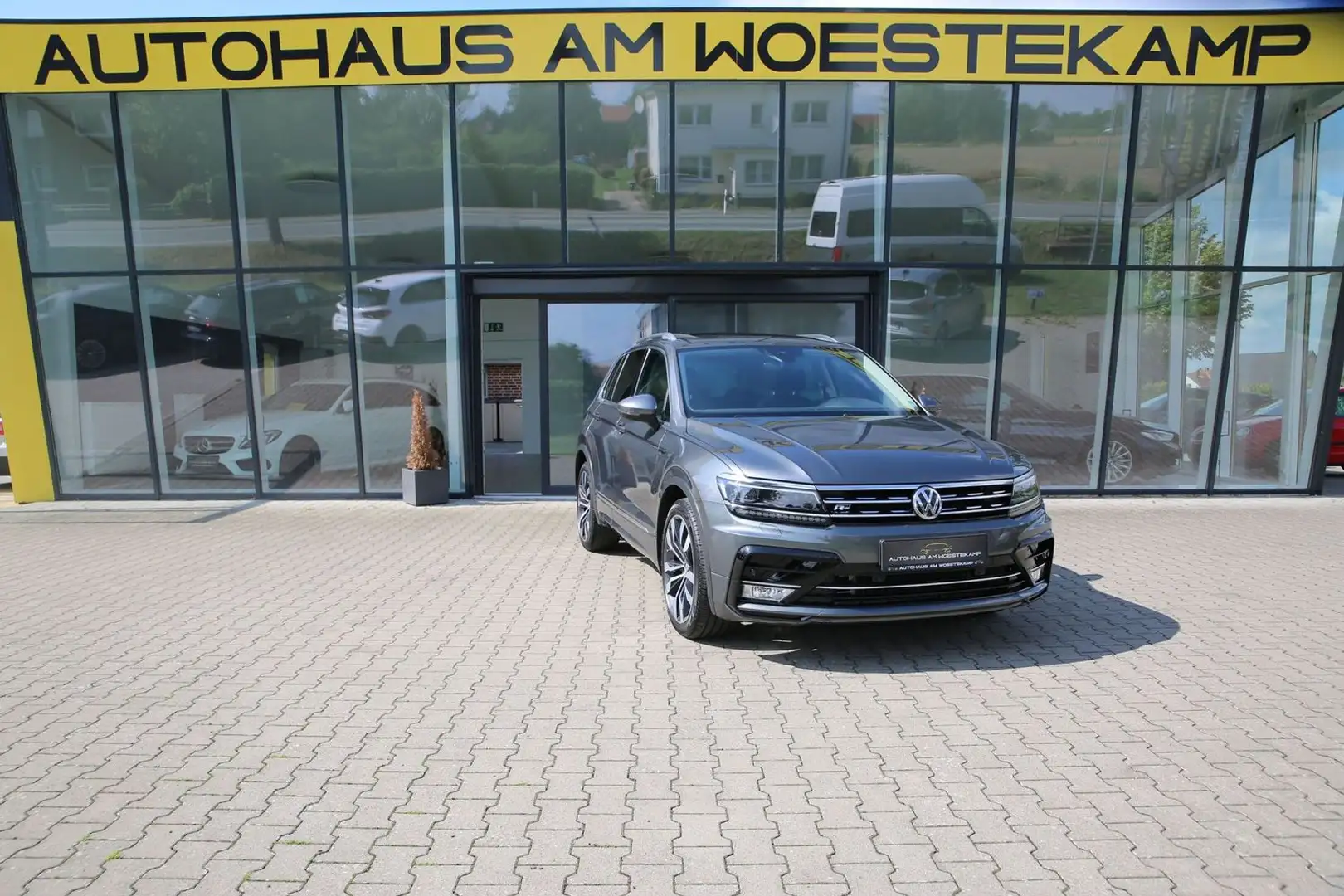 Volkswagen Tiguan HIGHLINE*R-LINE*4.MO*PANO*ACC*AHK*LED* Gris - 1