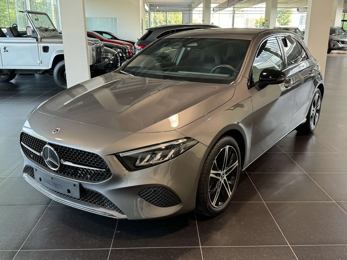 Mercedes-Benz A 200 Progressive Night Pack, Trekhaak, Achteruitrij Cam Gris - 1