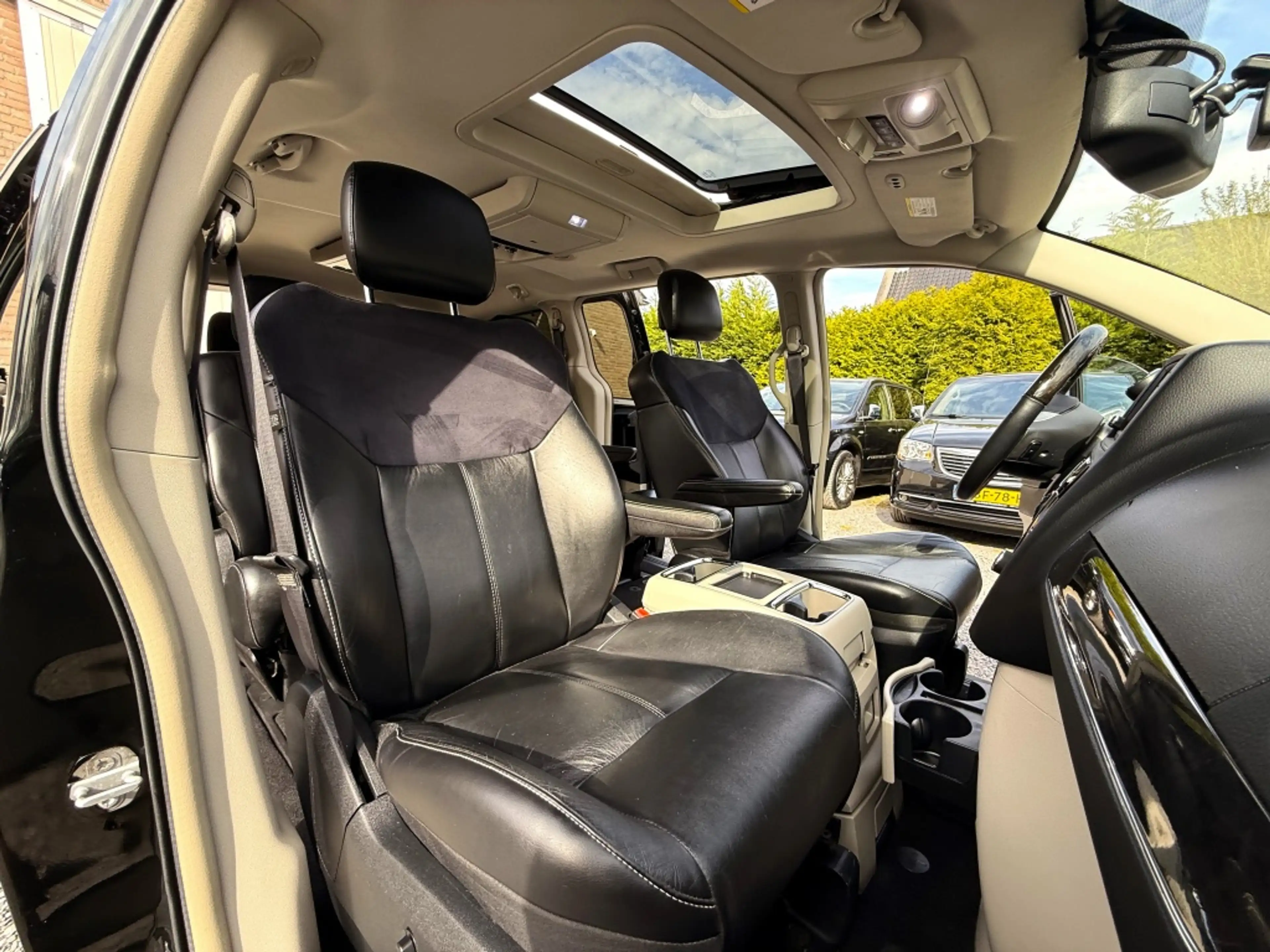 Chrysler Grand Voyager 3.6 V6 LTD PLATINUM Bj.2015 OPEN-DAK 3xTV/DVD/BLU- — photo 13