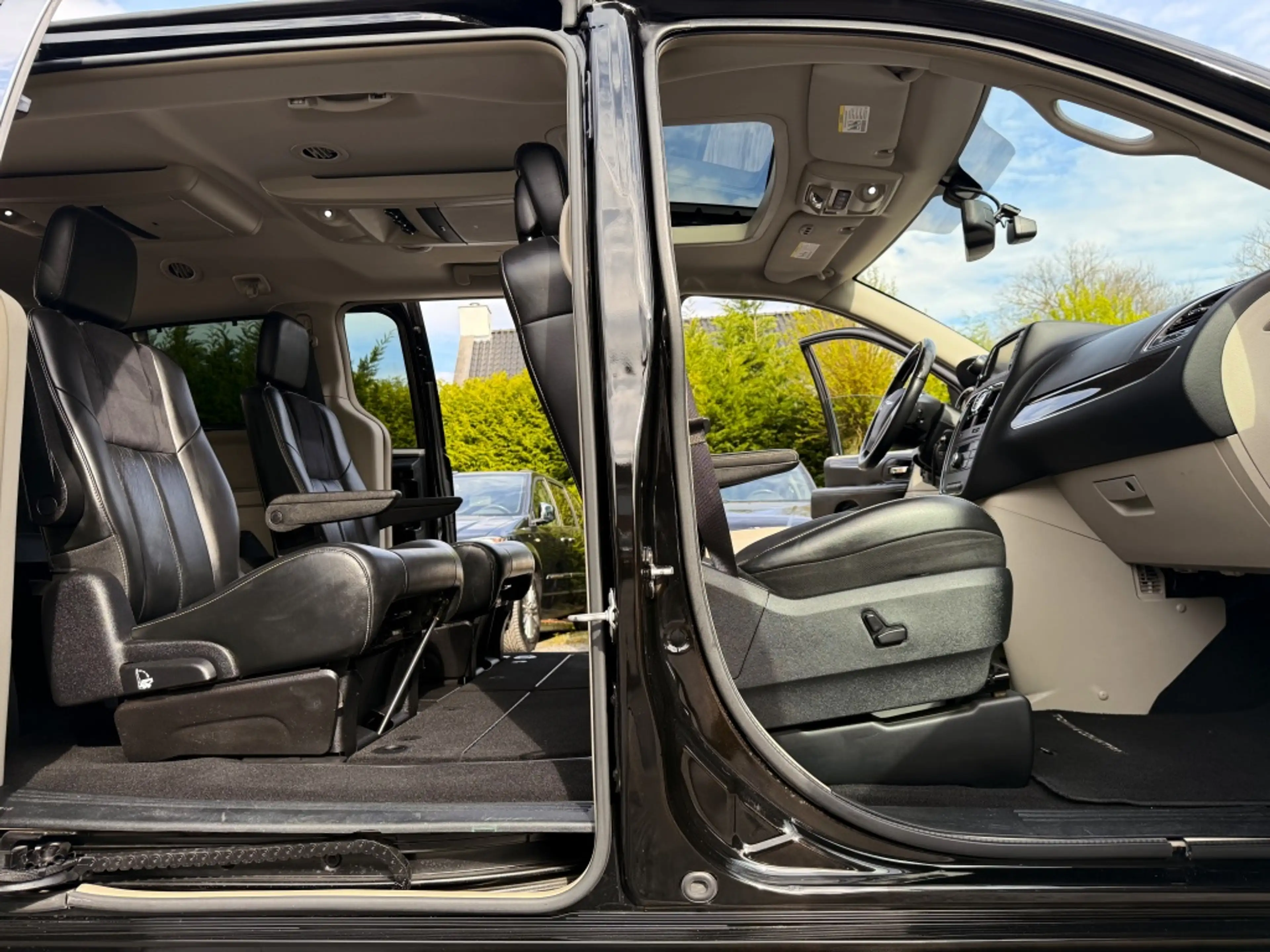 Chrysler Grand Voyager 3.6 V6 LTD PLATINUM Bj.2015 OPEN-DAK 3xTV/DVD/BLU- — photo 11
