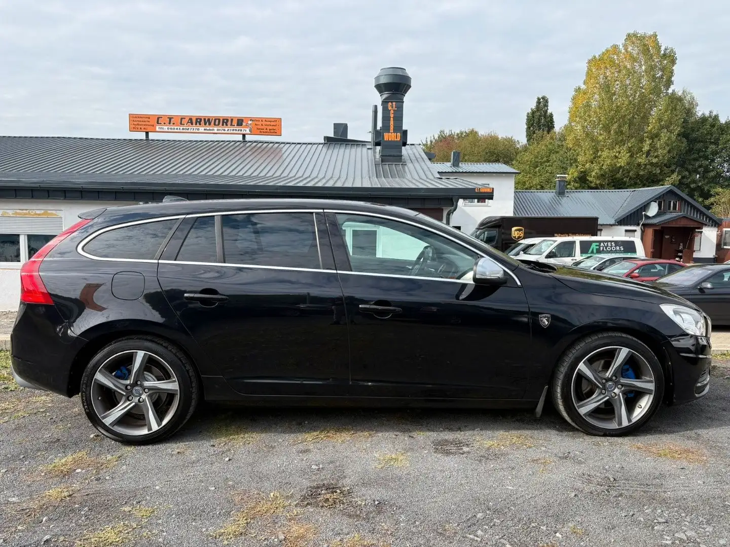 Volvo V60 Kombi R-Design Schwarz - 2