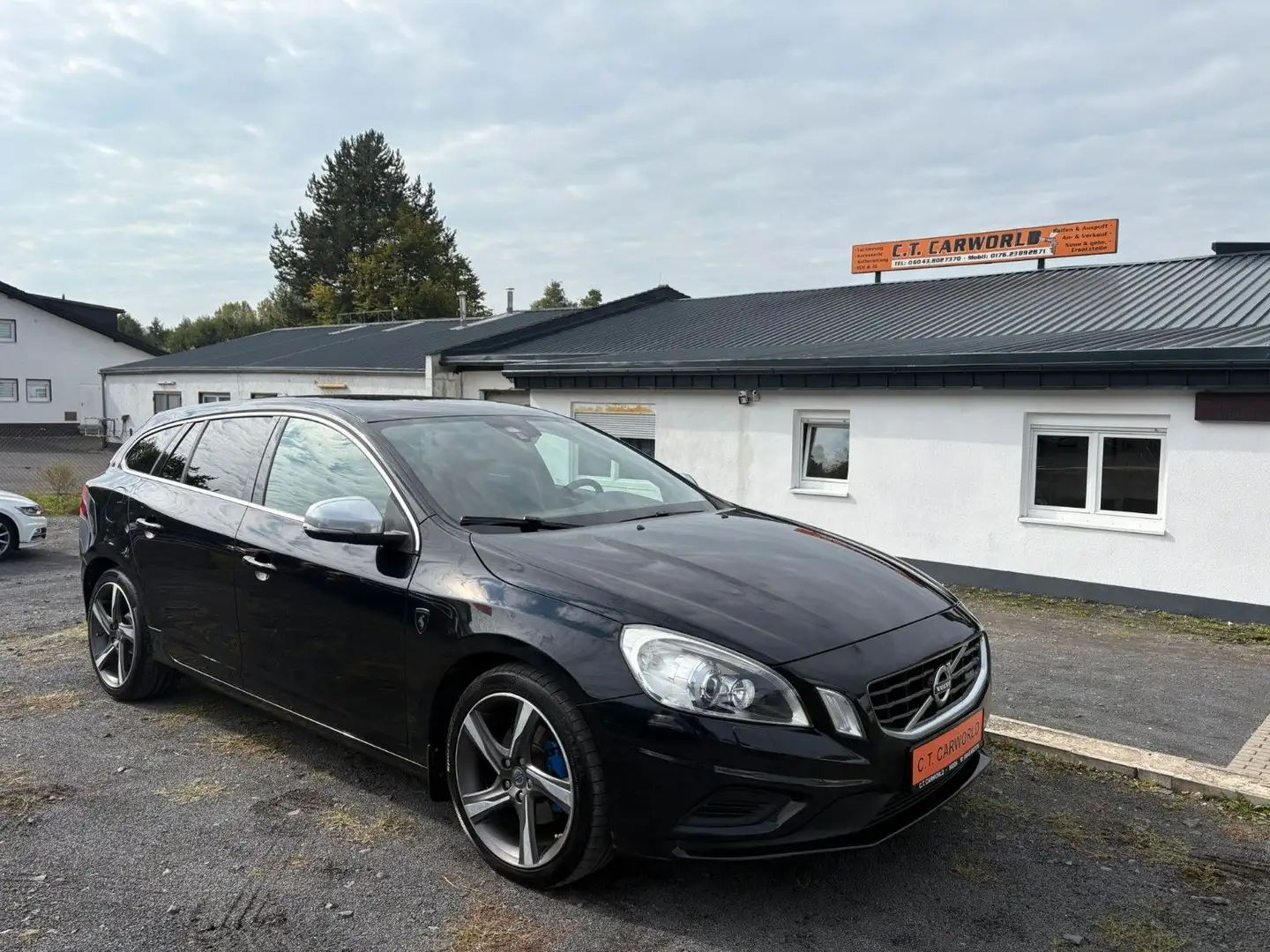 Volvo V60 Kombi R-Design Schwarz - 1